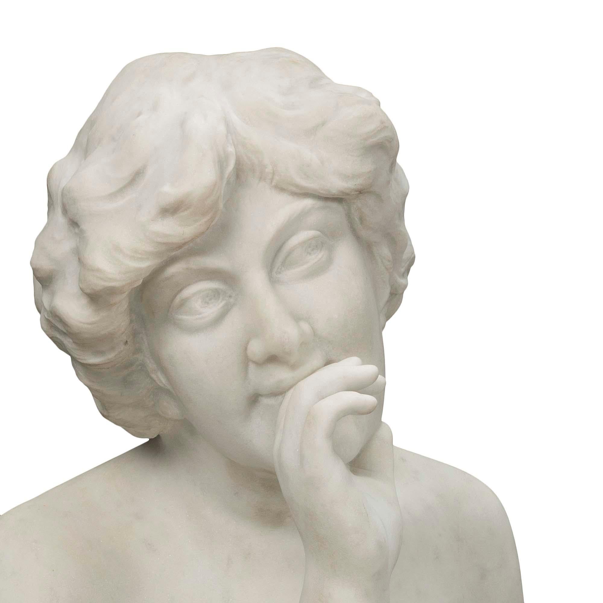 Französische Statue einer sitzenden jungen Dame aus weißem Carrara-Marmor aus dem 19. Jahrhundert im Angebot 4