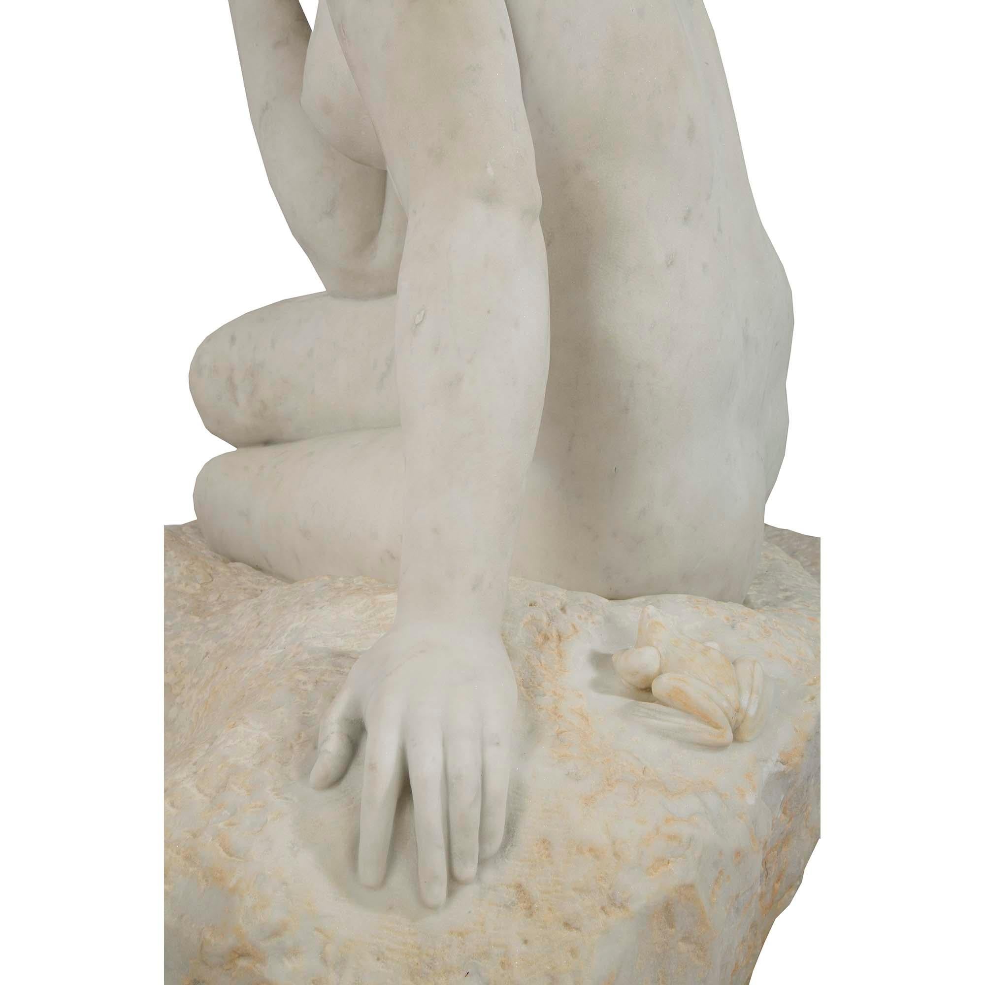Französische Statue einer sitzenden jungen Dame aus weißem Carrara-Marmor aus dem 19. Jahrhundert im Angebot 6