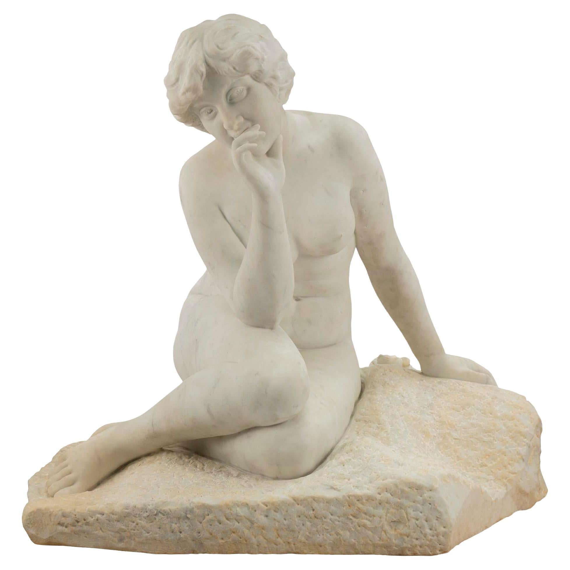 Statue française du XIXe siècle en marbre blanc de Carrare représentant une jeune femme assise