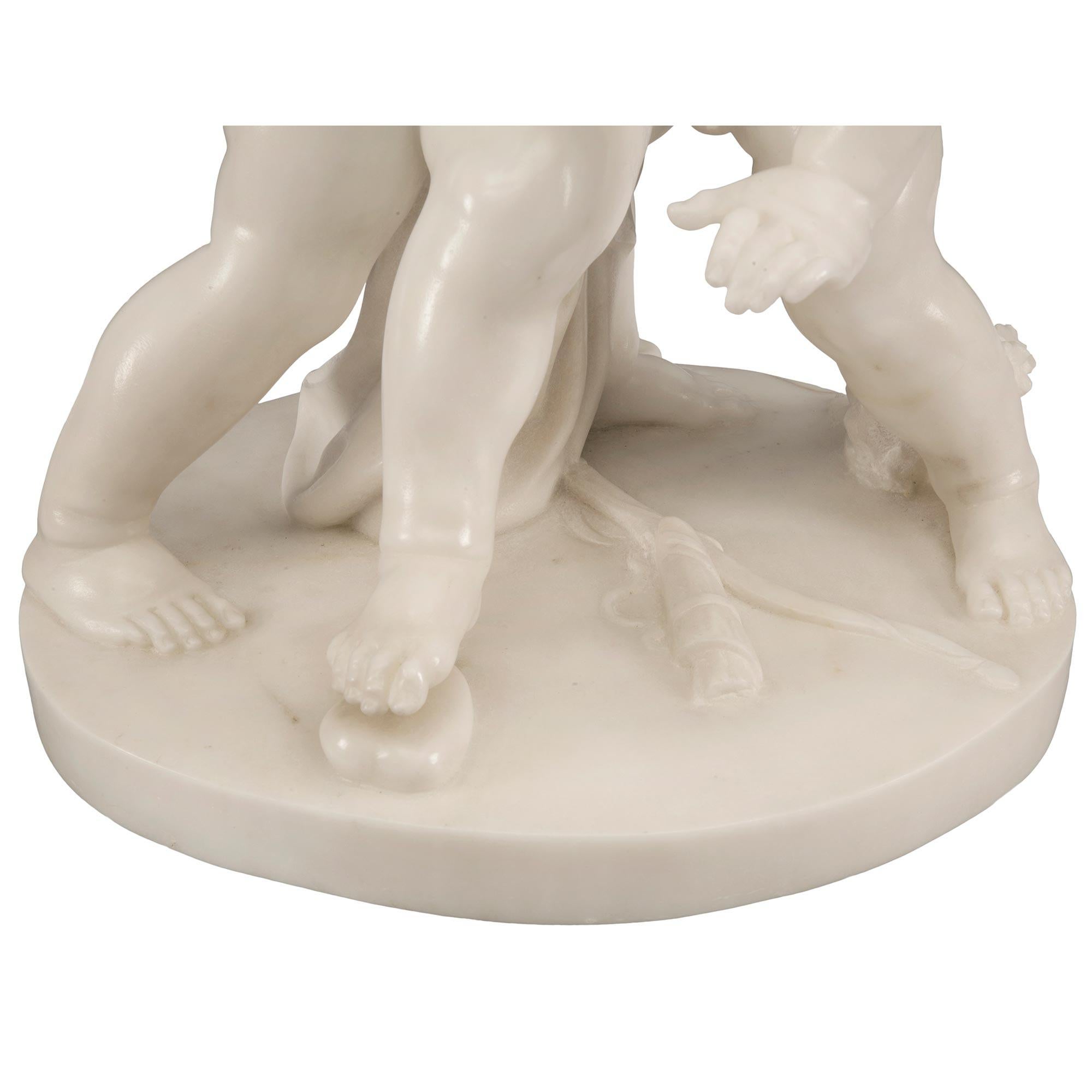 Statua di Eros e Anteros in marmo bianco di Carrara del XIX secolo francese in vendita 3