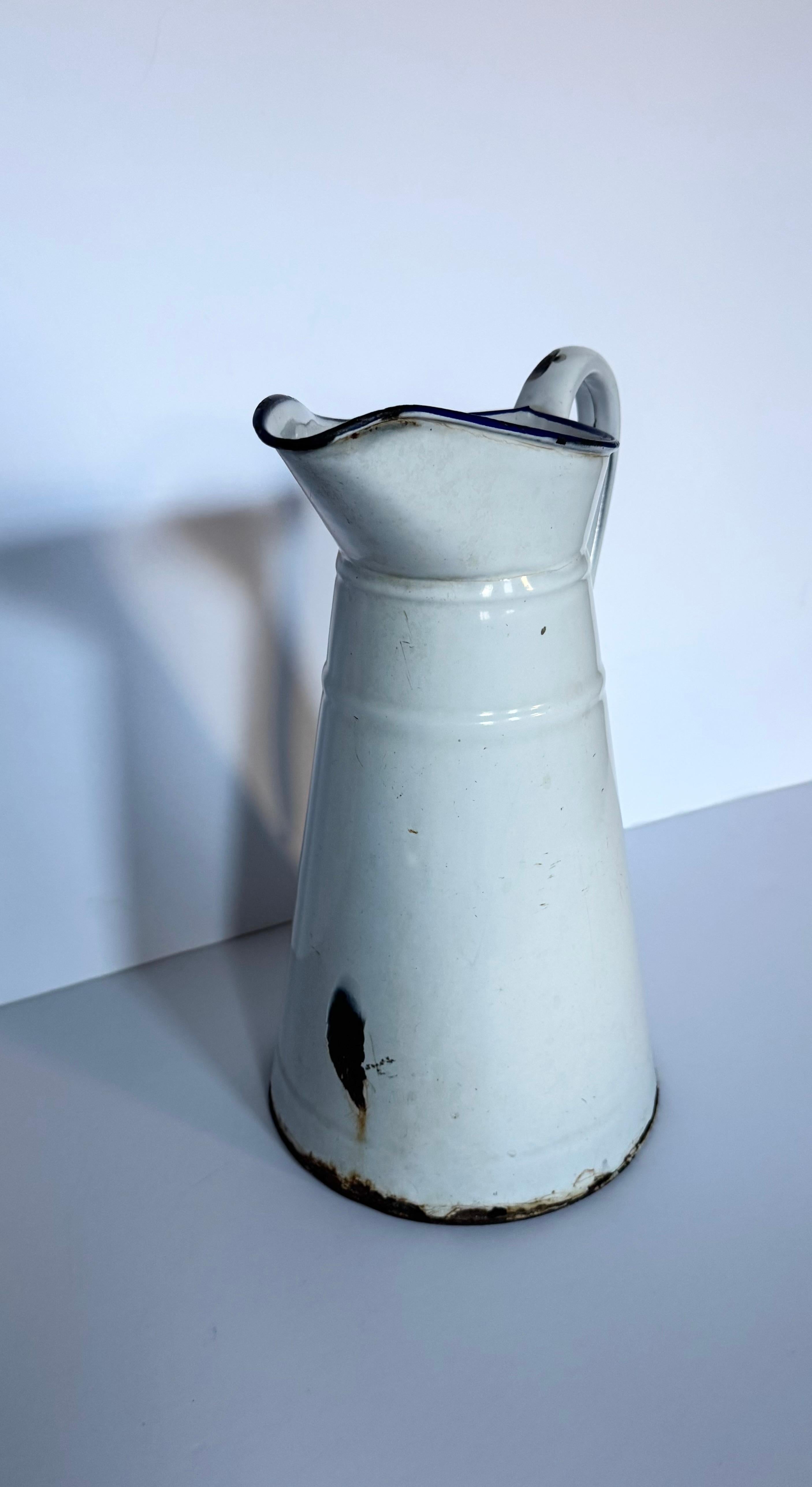 Französischer Wasserkrug aus weißer Emaille des 19. (Viktorianisch) im Angebot