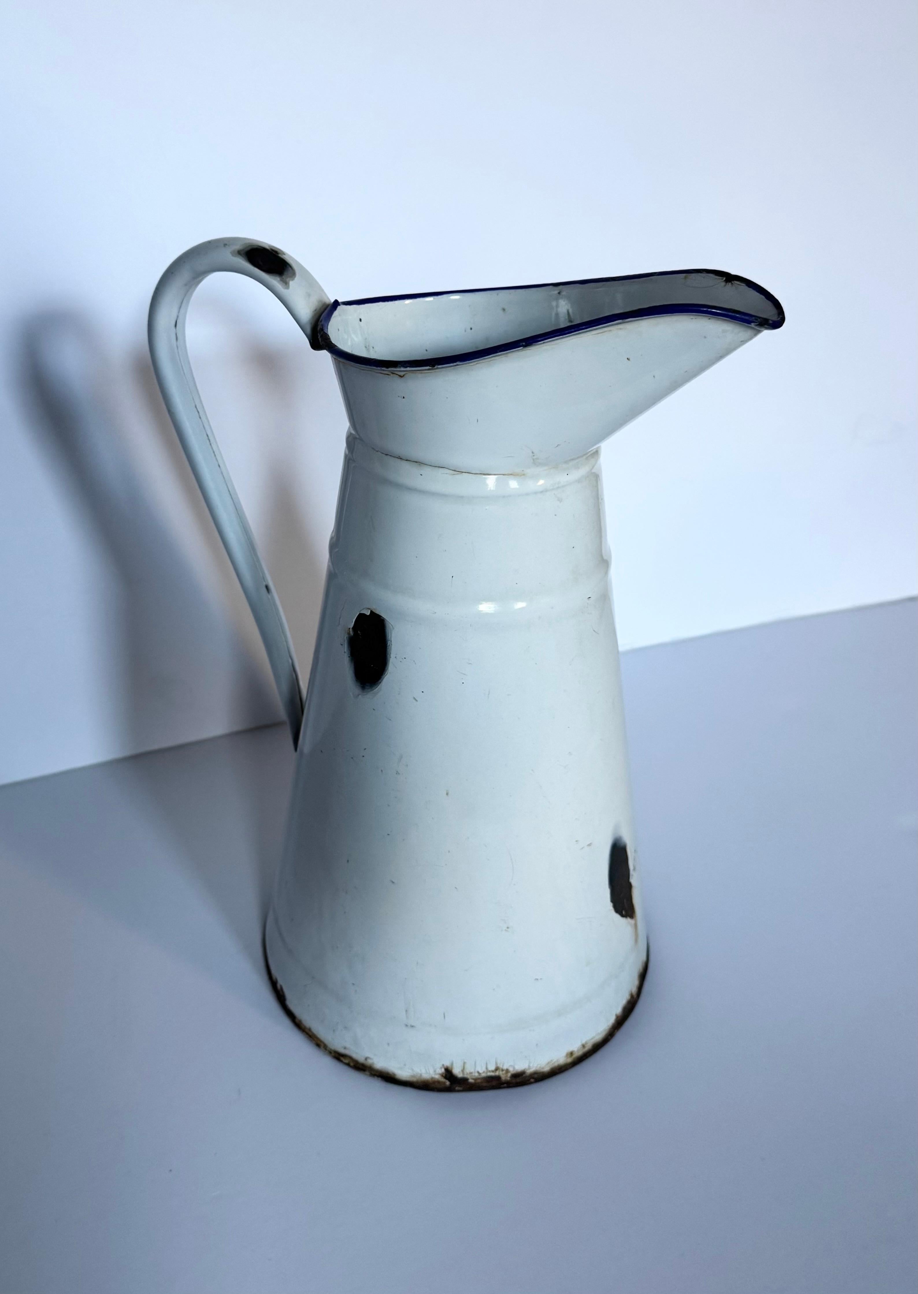 Französischer Wasserkrug aus weißer Emaille des 19. im Zustand „Gut“ im Angebot in New York, NY