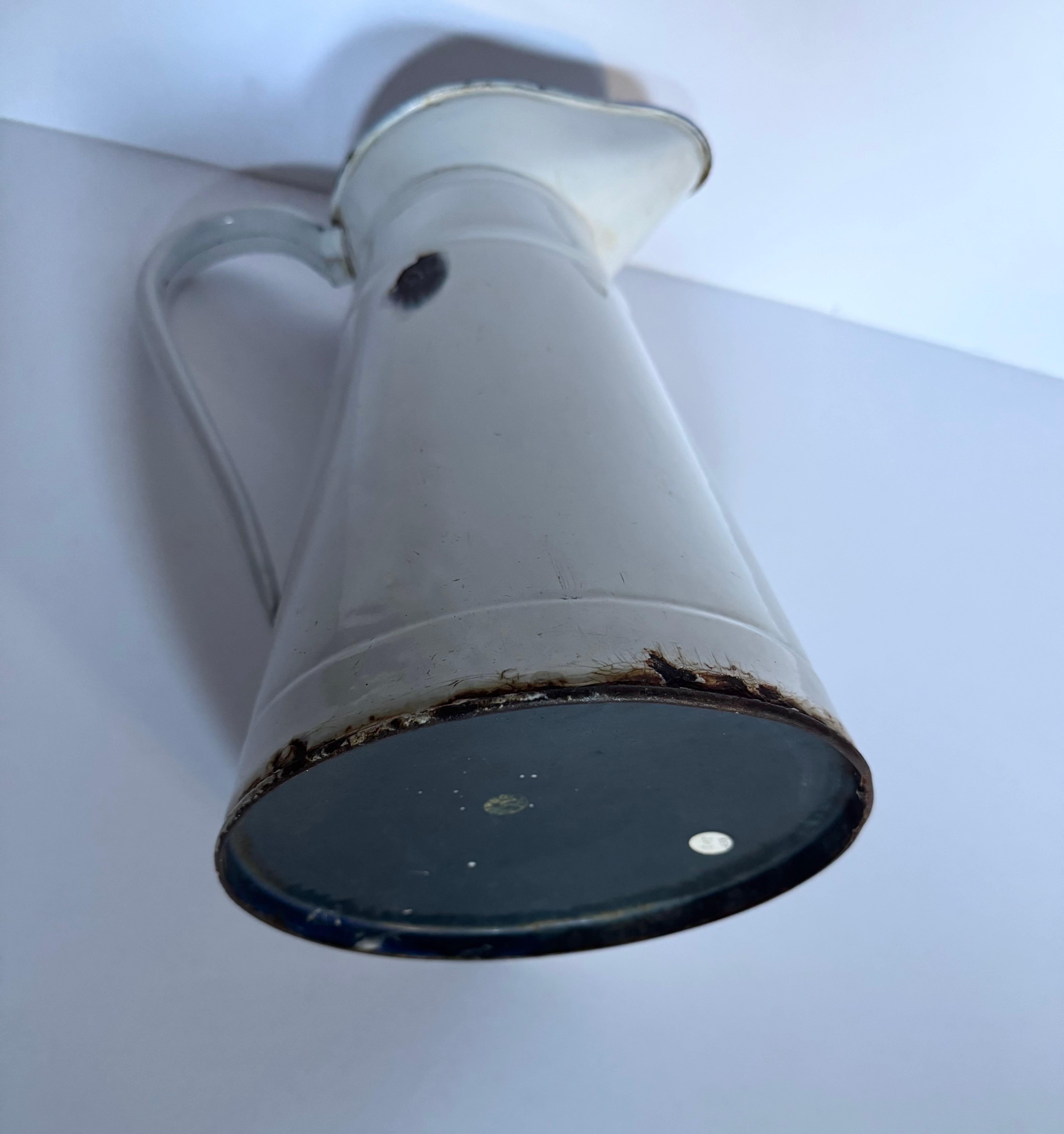 Französischer Wasserkrug aus weißer Emaille des 19. (Spätes 19. Jahrhundert) im Angebot