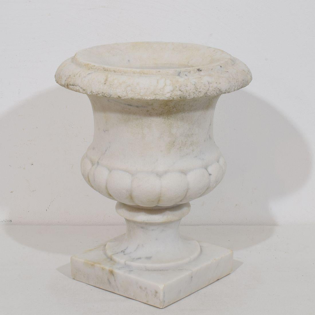 Seltene Gartenvase/Urne aus weißem Marmor im Medici-Stil. Schönes dekoratives Mittelstück.
Frankreich, ca. 1850-1880.
Verwittert, kleiner Verlust.
