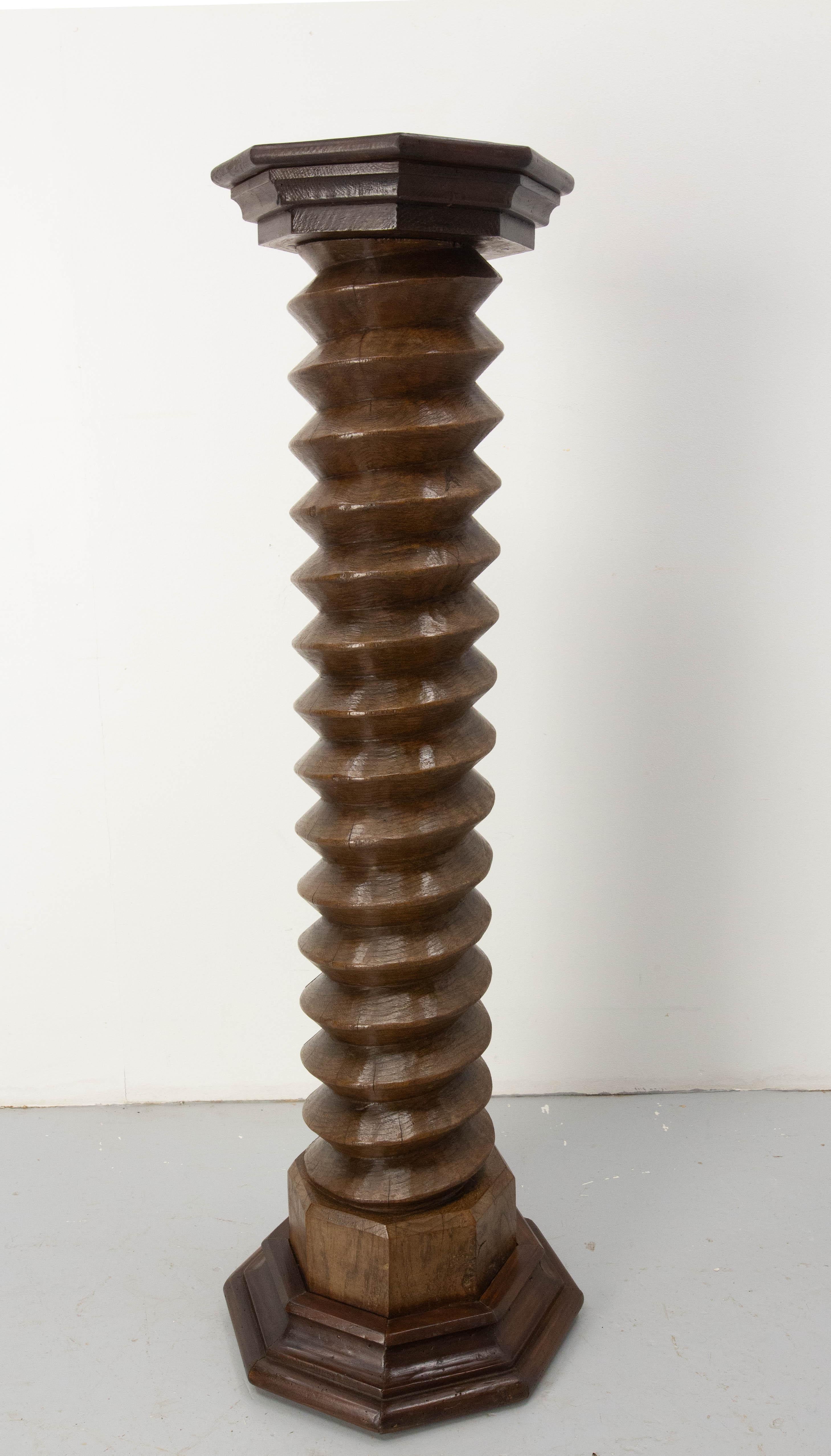 French pedestal wine press screw, 19th century.
Brutalist style with octogonal base and top.
Dimension of the base : 14.17 in. x 14.17 in. (36 x 36 cm)
Dimension of the top : 11.41 in. x 11.41 in. (29 x 29 cm)
Good antique condition
Solid and