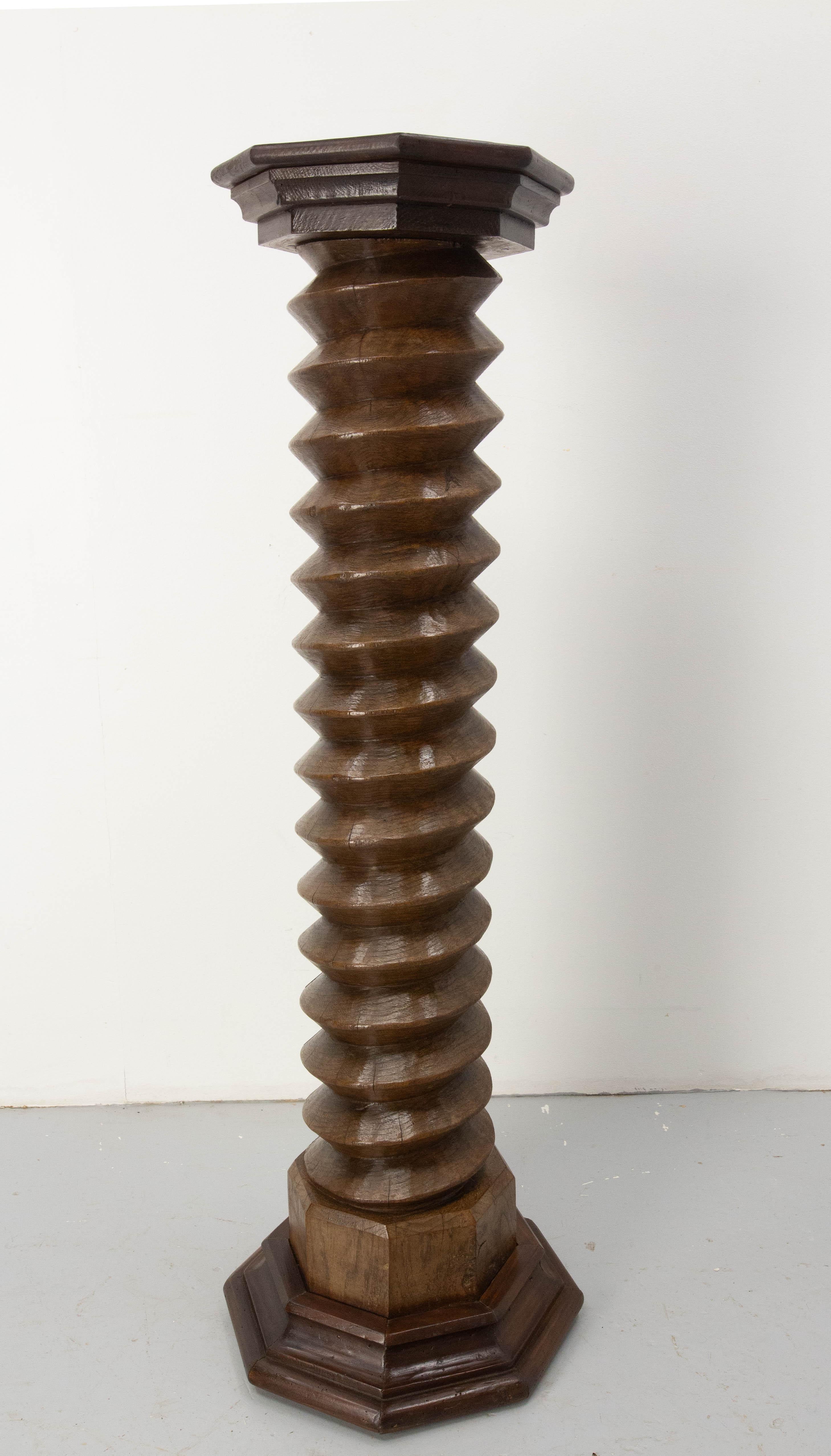 Französische Sockelweinpressenschraube, 19. Jahrhundert.
Brutalistischer Stil mit oktogonalem Sockel und Deckel.
Abmessungen des Sockels: 36 x 36 cm (14,17 Zoll x 14,17 Zoll)
Abmessungen der Platte: 29 x 29 cm (11,41 Zoll x 11,41 Zoll)
Guter antiker