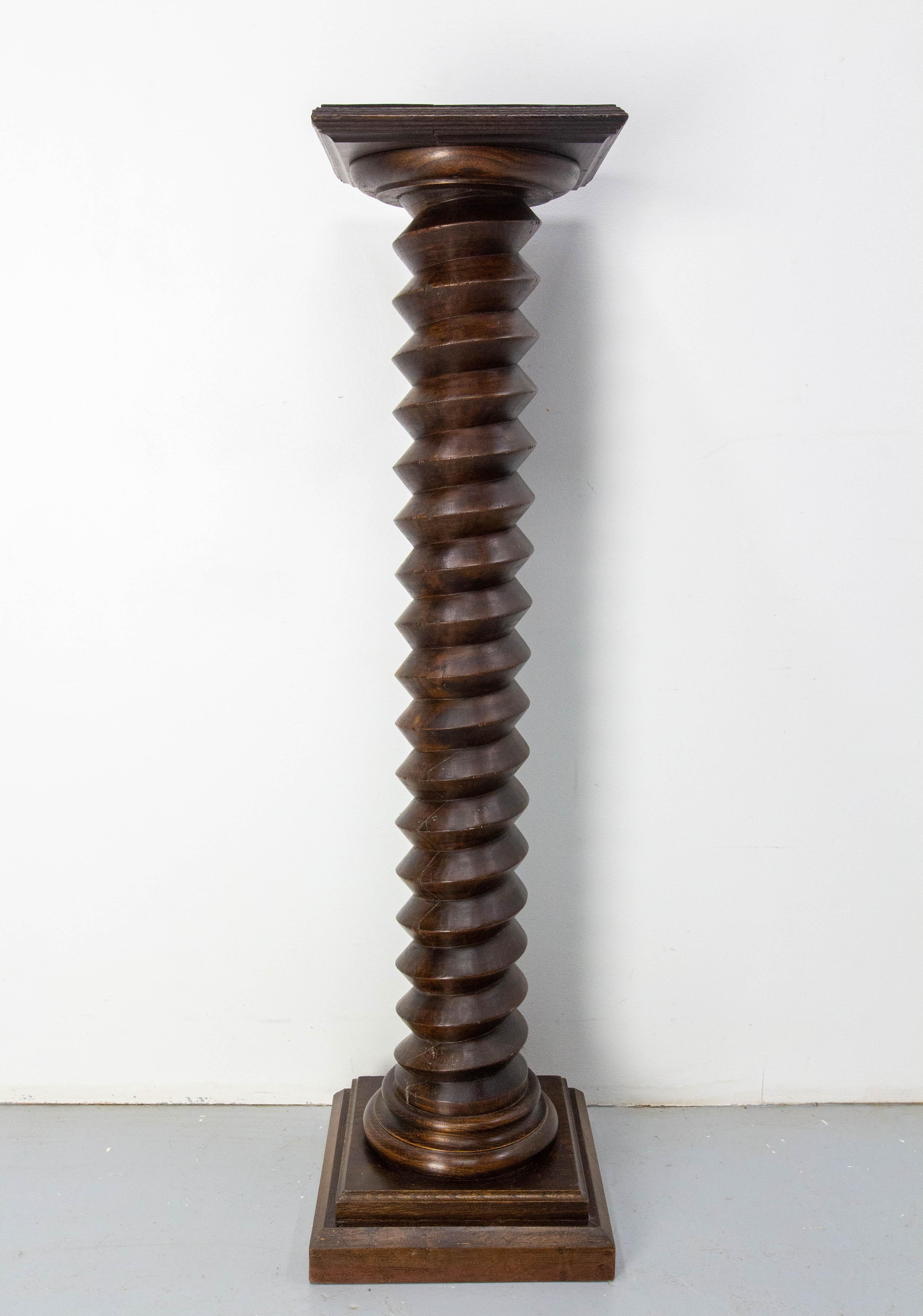 French pedestal wine press screw, 19th century.
Brutalist style with square base and top.
Dimension of the top : 11.81 x 11.81 in. (30 x 30 cm)
Good antique condition
Solid and sound

Shipping: 
34 / 34 / 123 cm 18.6 Kg.