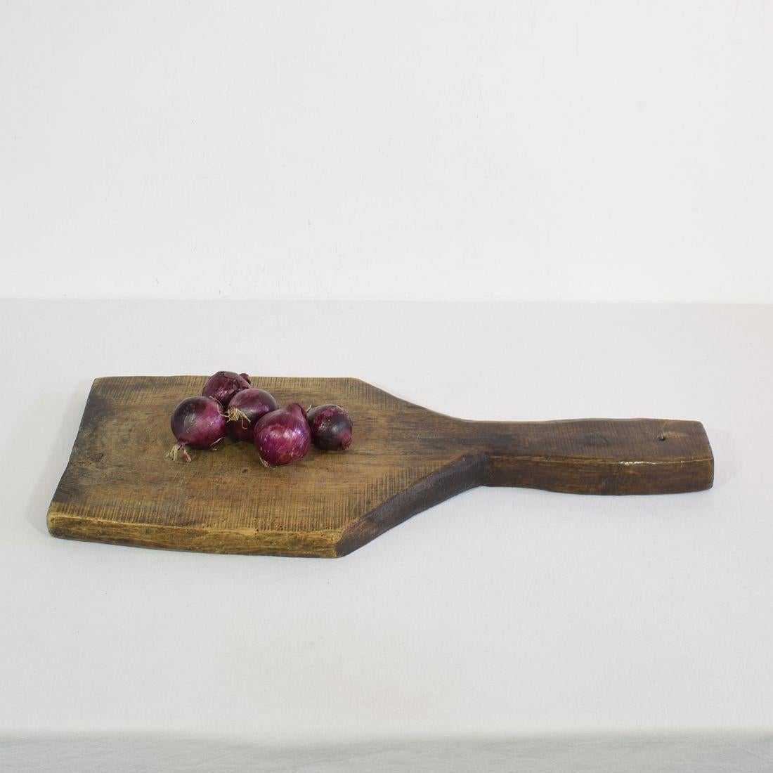 Exclusiva tabla de cortar de madera con una forma preciosa. Gran declaración en tu encimera,
Francia, hacia 1850-1900
Envejecido. Si es necesario, los artículos se tratan contra la carcoma.