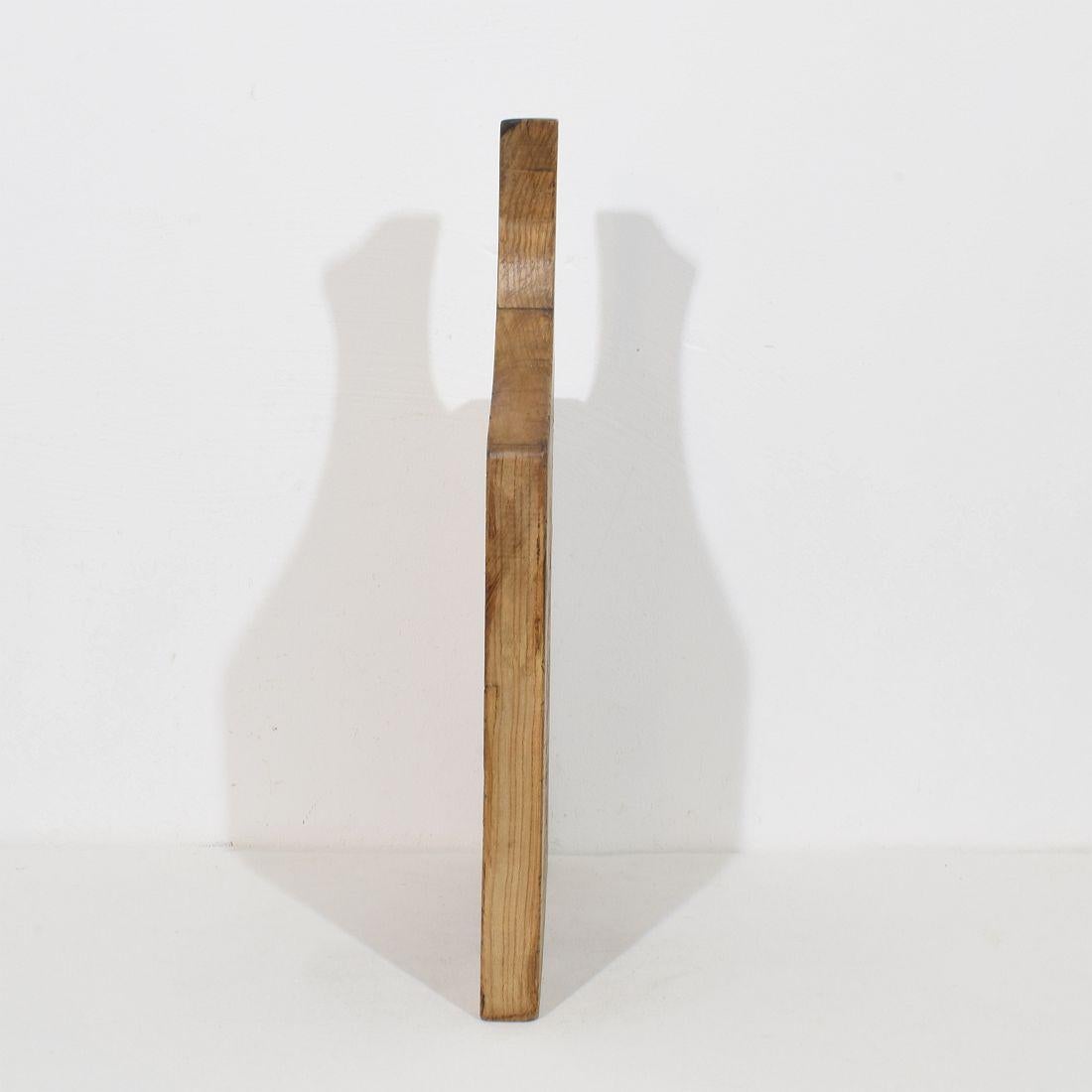 Einzigartiges Schneidebrett aus Holz mit schöner Form. Ein tolles Statement auf Ihrer Arbeitsplatte,
Frankreich, um 1850-1900
Verwittert. Bei Bedarf wurden die Gegenstände gegen Holzwürmer behandelt.
H:55cm  B:30cm T:4cm 