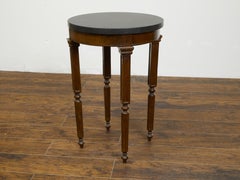 Table Guridon française du 19ème siècle en bois avec plateau circulaire en marbre noir