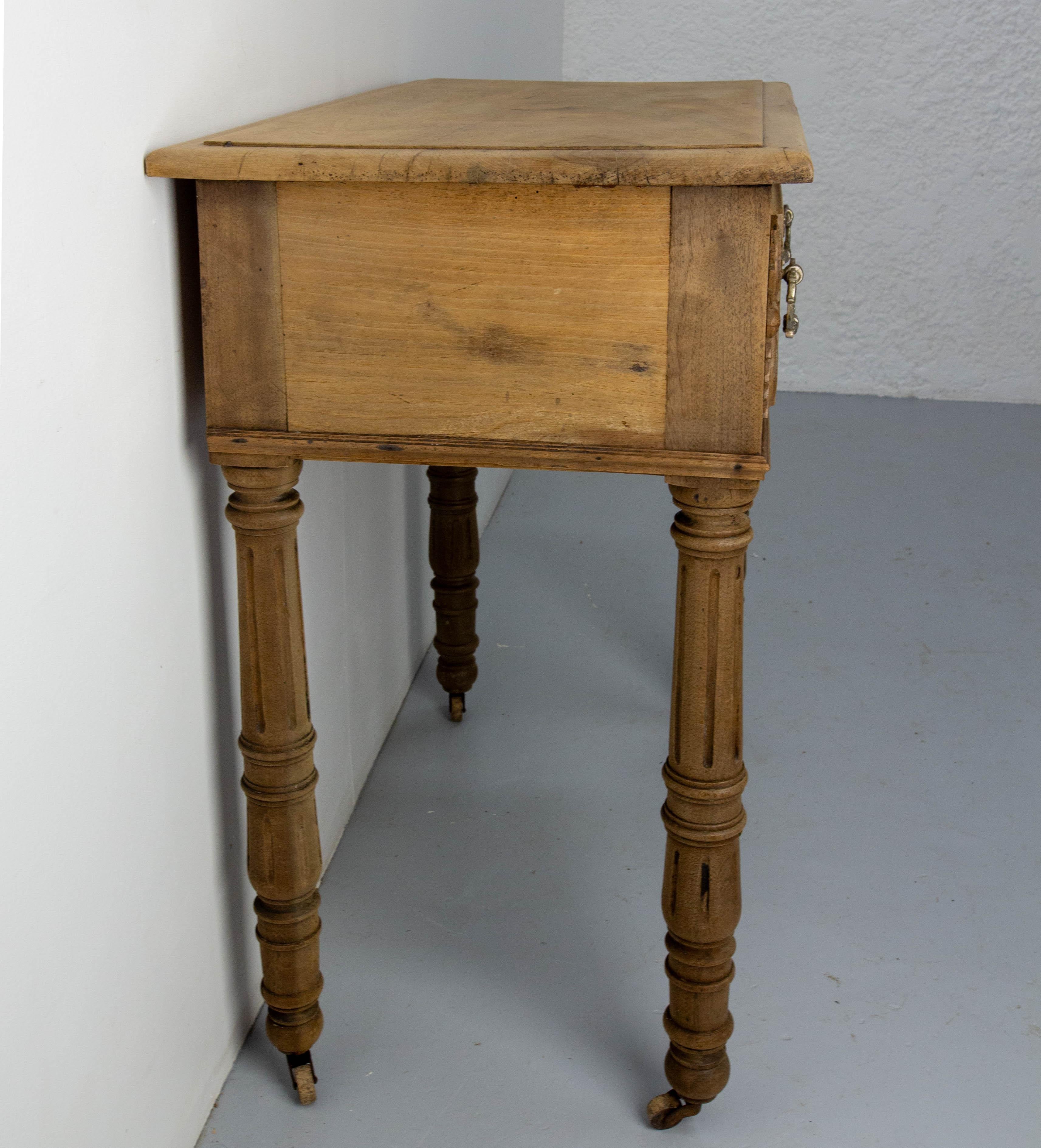 French 19th Century Writing Table on Wheels Carved Walnut Desk English Style In Good Condition For Sale In Labrit, Landes