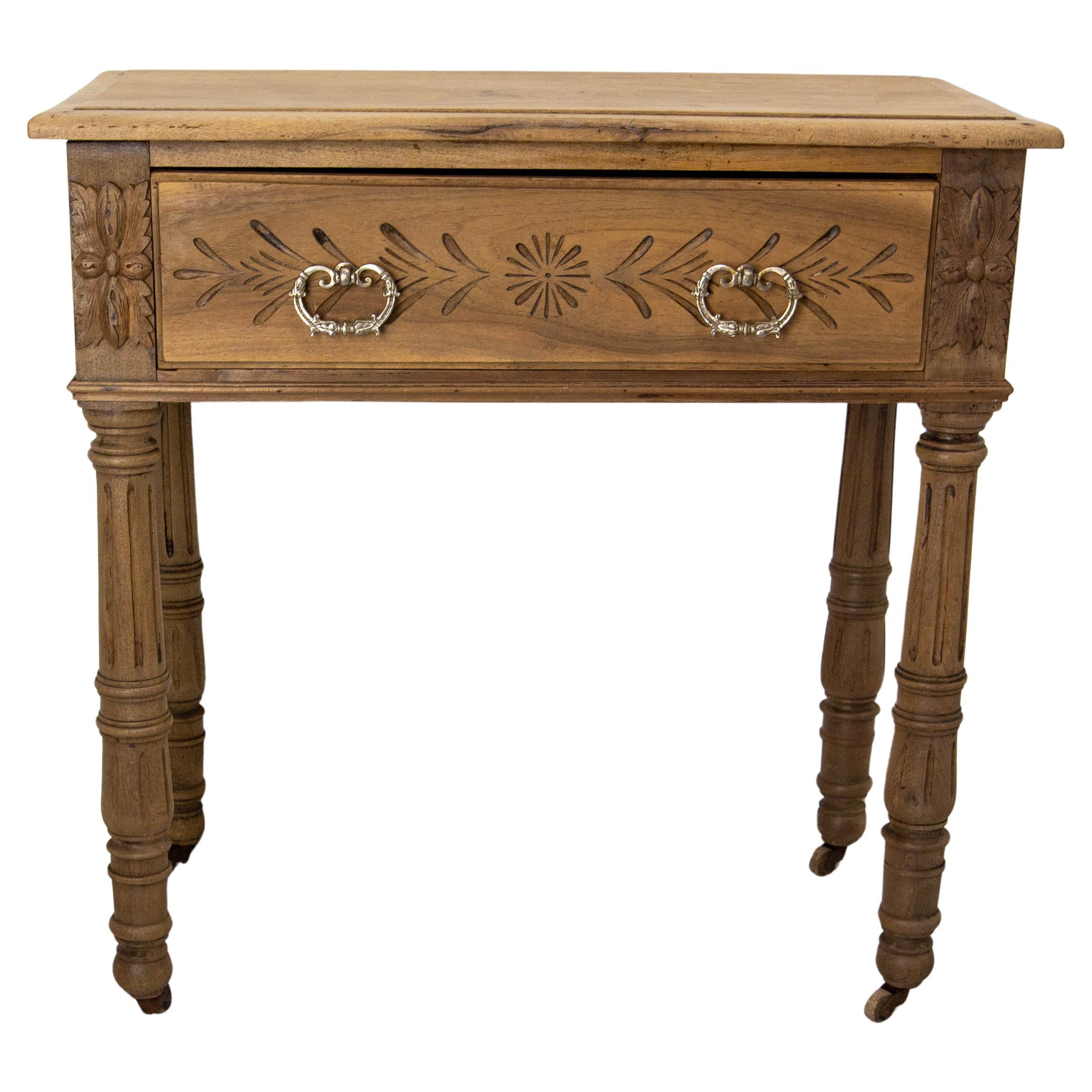 Bureau à roulettes en noyer sculpté français du 19ème siècle Style anglais en vente