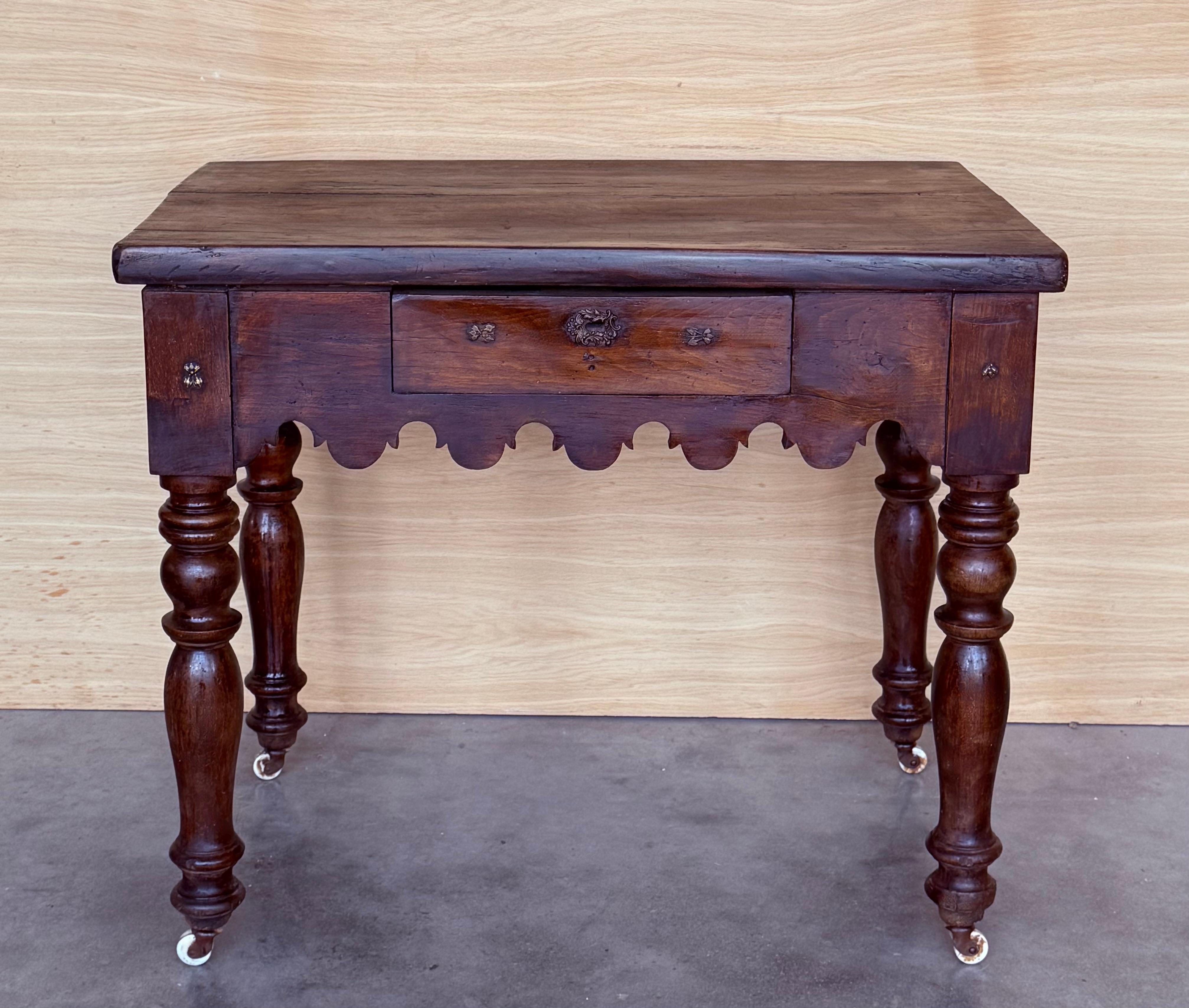 Tavolino o scrivania in noce realizzato alla fine del XIX secolo in Francia. Questo tavolo è stato sverniciato dal nostro ebanista e il legno è grezzo per esaltarne la patina. 
Buone condizioni d'epoca.