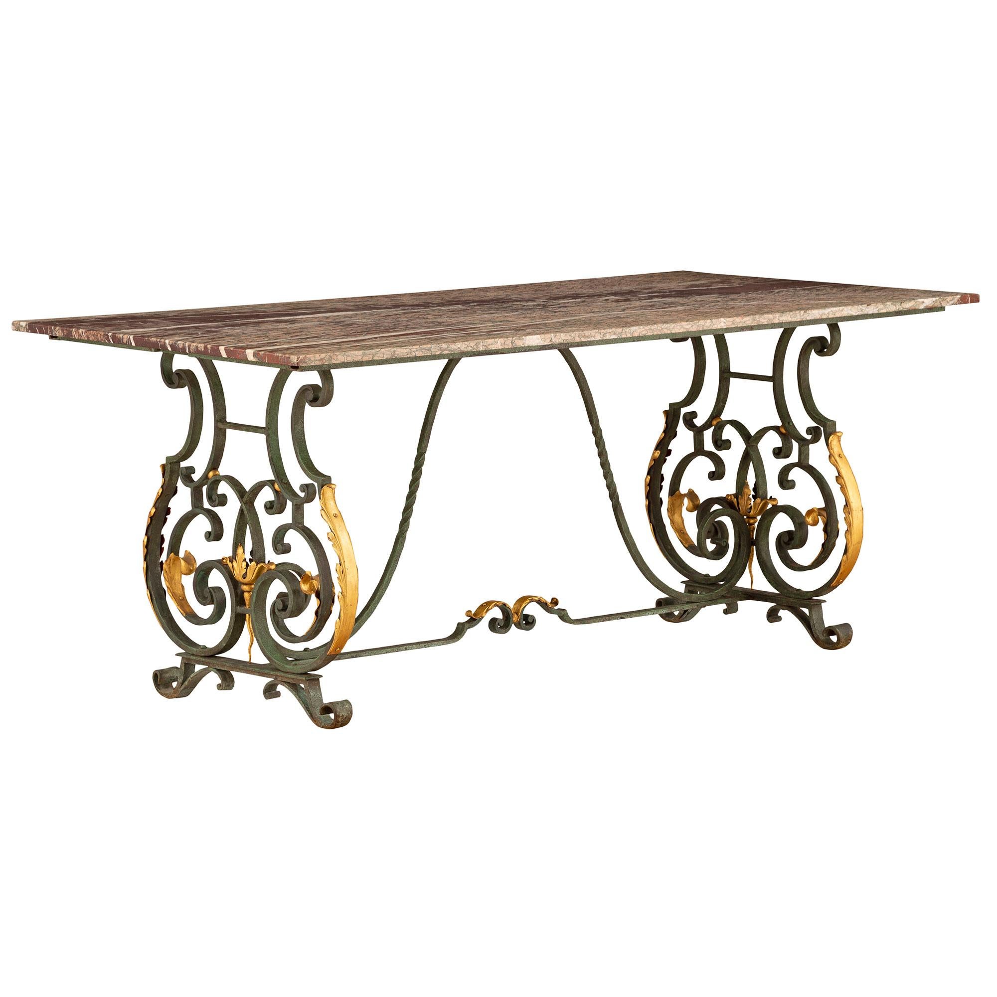 Doré Table de salle à manger française du 19ème siècle en fer forgé et marbre en vente