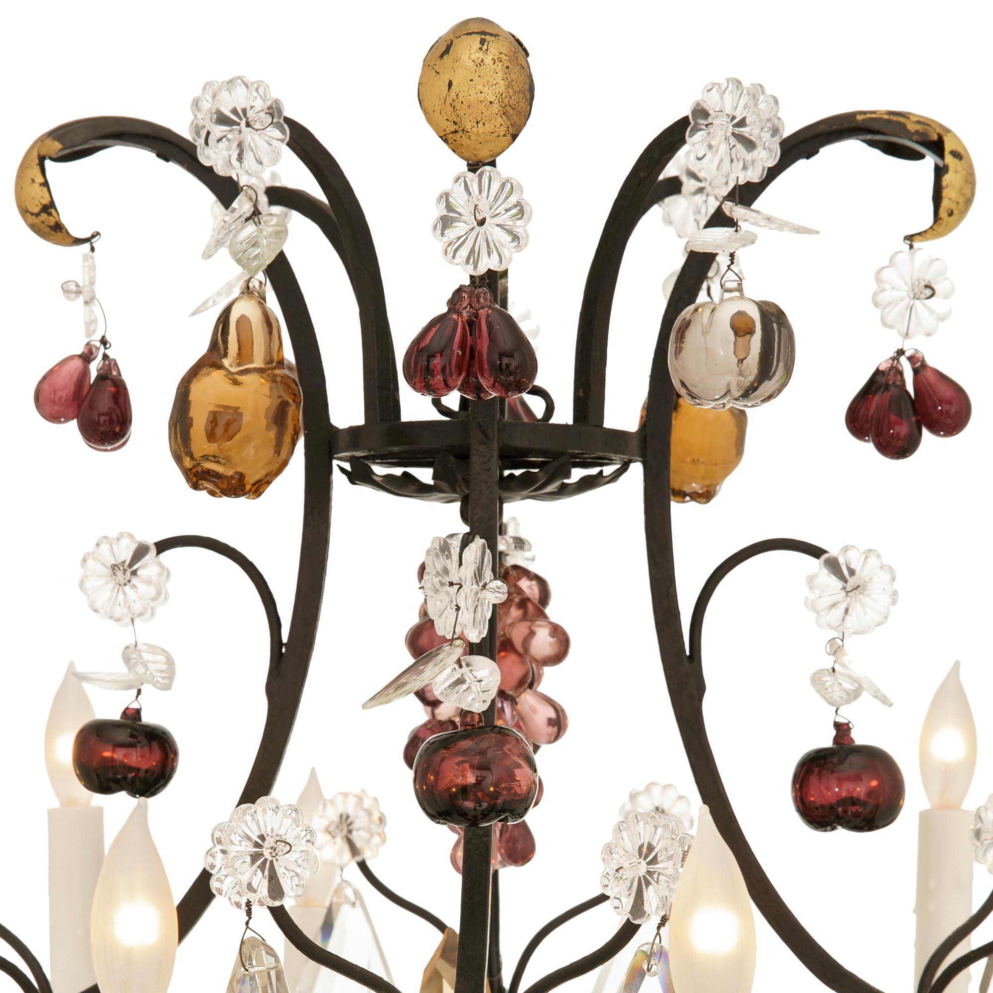 Francese Lampadario francese del XIX secolo in ferro battuto, dorato e cristallo Baccarat in vendita