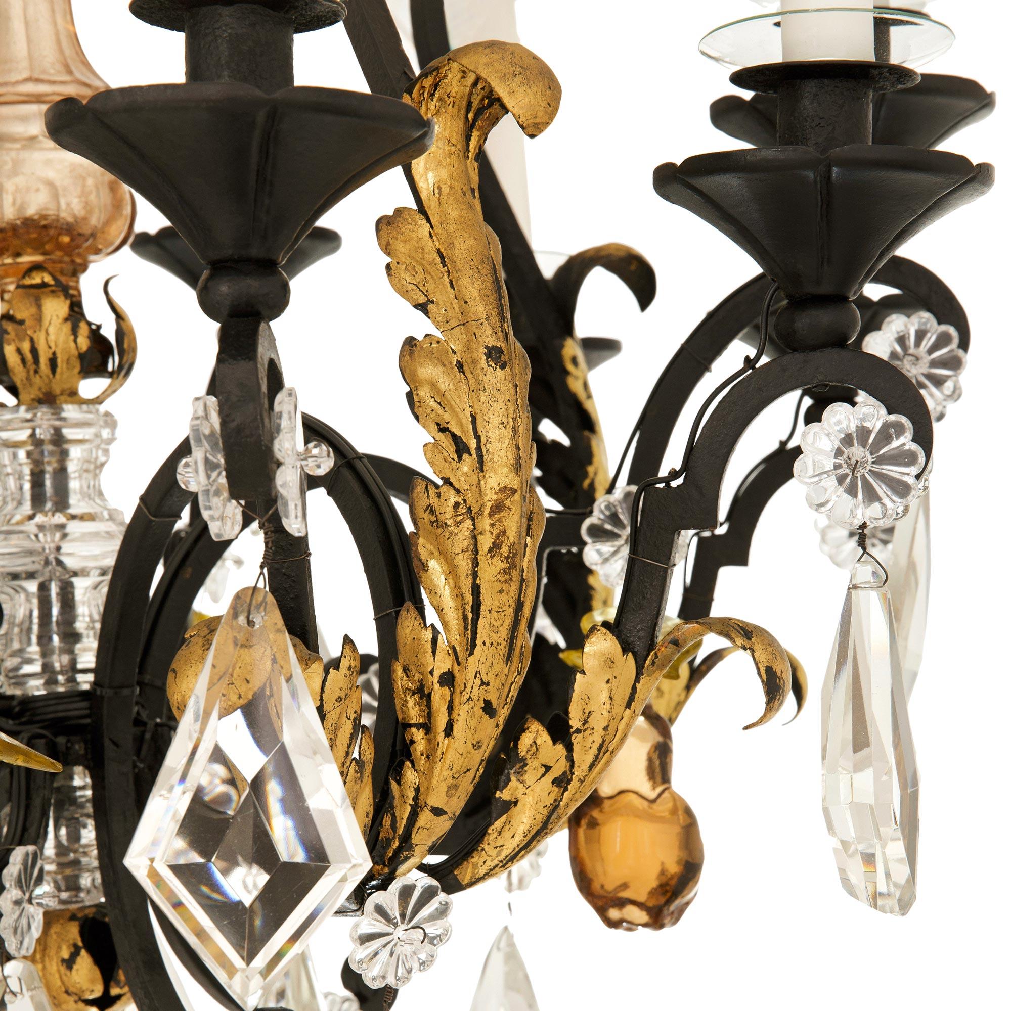 Cristallo Lampadario francese del XIX secolo in ferro battuto, dorato e cristallo Baccarat in vendita