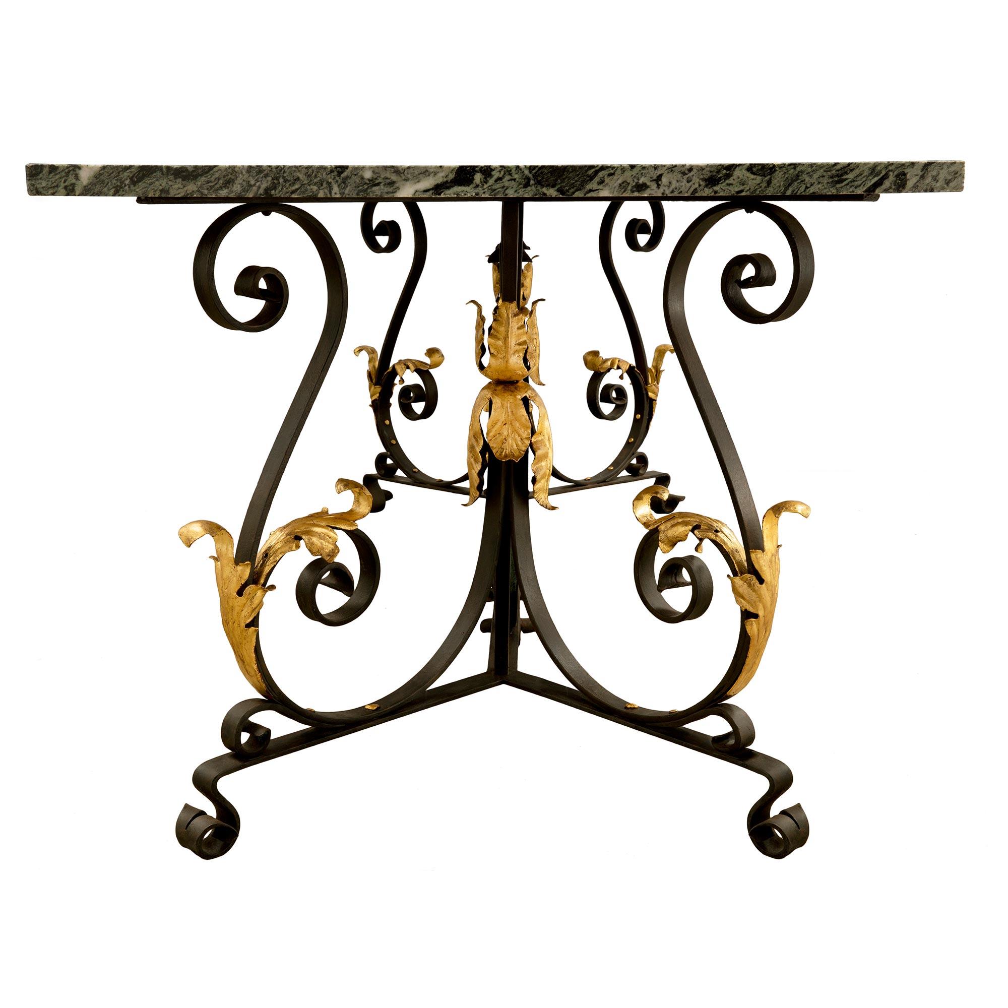 Doré Table de décoration ou de salle à manger française en fer forgé, métal doré et marbre du XIXe siècle en vente