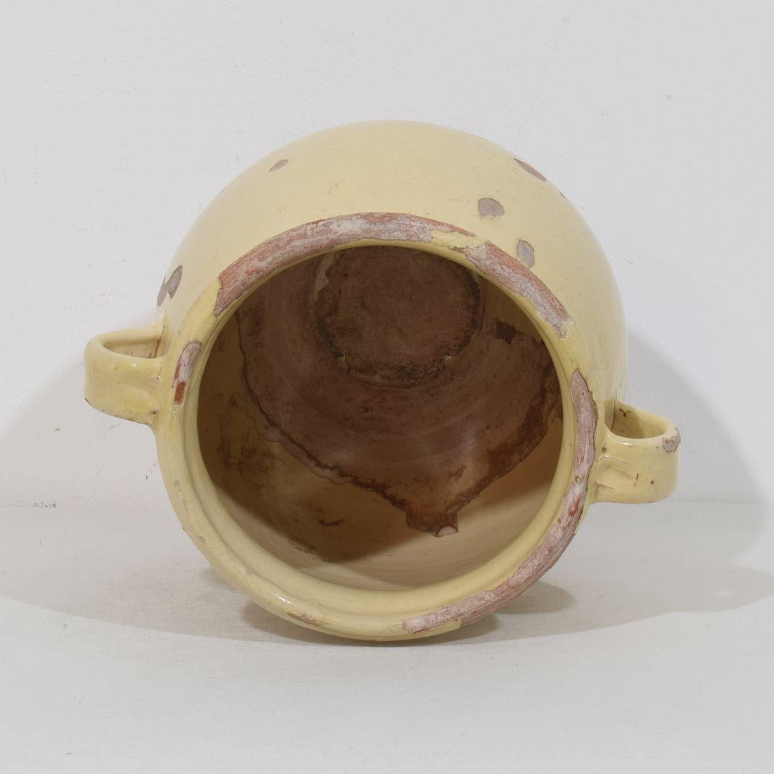 Pot de rangement français du 19ème siècle en céramique émaillée jaune/crème en vente 4