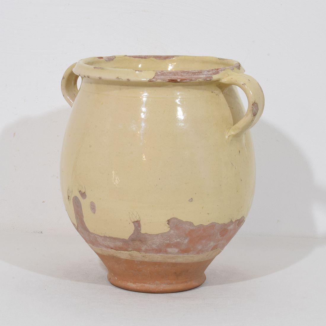 Belle jarre/pot de stockage avec sa couleur jaune/crème caractéristique.  glaçure connue pour la région d'Apt (Provence). 
France vers 1850-1900, altéré, petites pertes sur la glaçure.
H:28,5cm  L:30cm P:25cm 