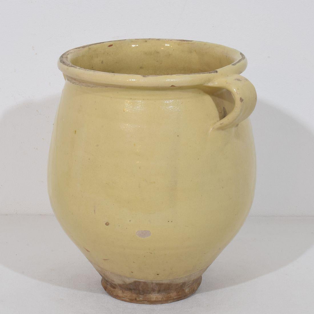 Belle jarre/pot de stockage avec sa couleur jaune/crème caractéristique.  glaçure connue pour la région d'Apt (Provence). 
France vers 1850-1900, altéré, petites pertes sur la glaçure.
H:25cm  L:25cm P:21cm 