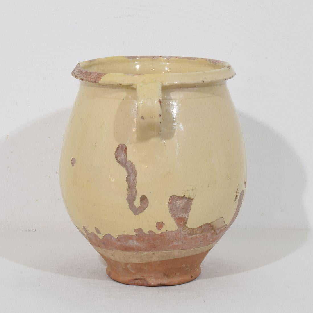Français Pot de rangement français du 19ème siècle en céramique émaillée jaune/crème en vente