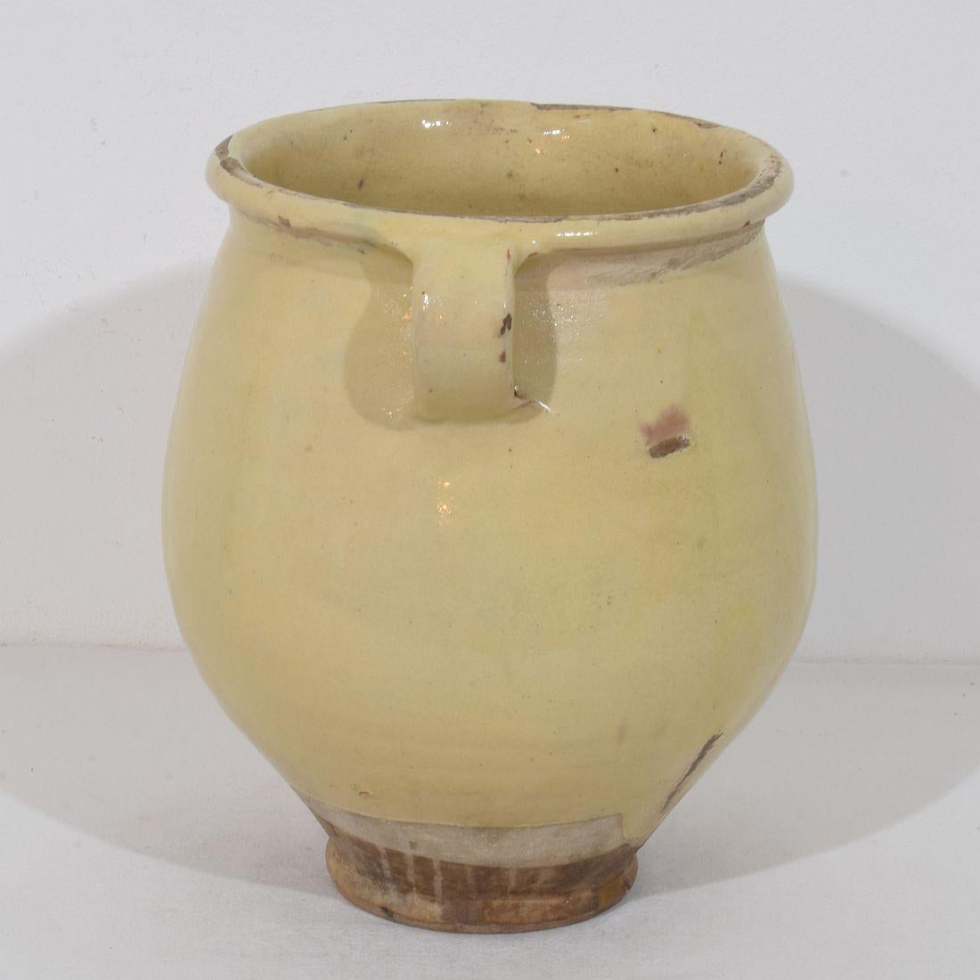 Français Pot de rangement français du 19ème siècle en céramique émaillée jaune/crème en vente