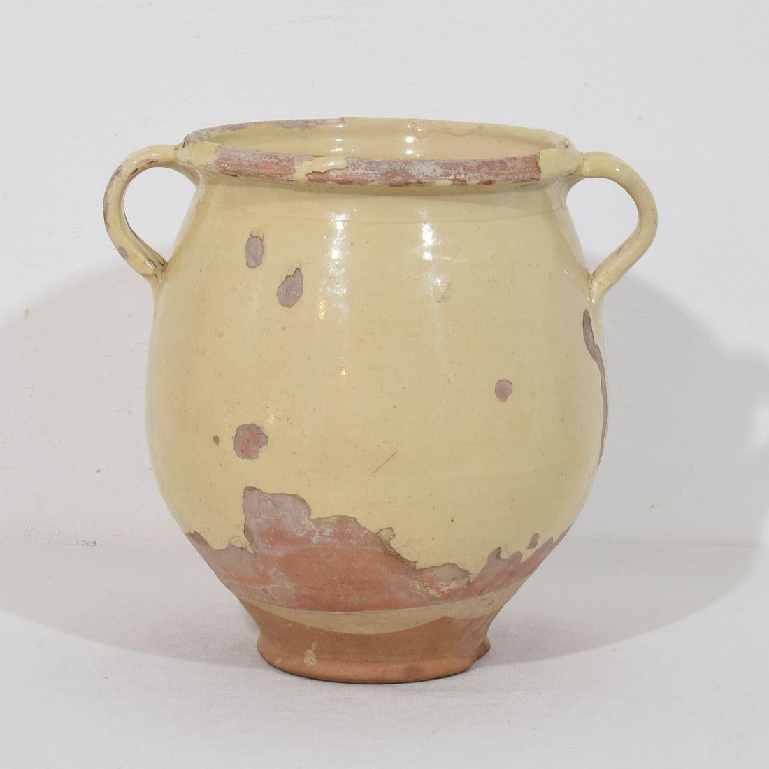 Pot de rangement français du 19ème siècle en céramique émaillée jaune/crème État moyen - En vente à Buisson, FR