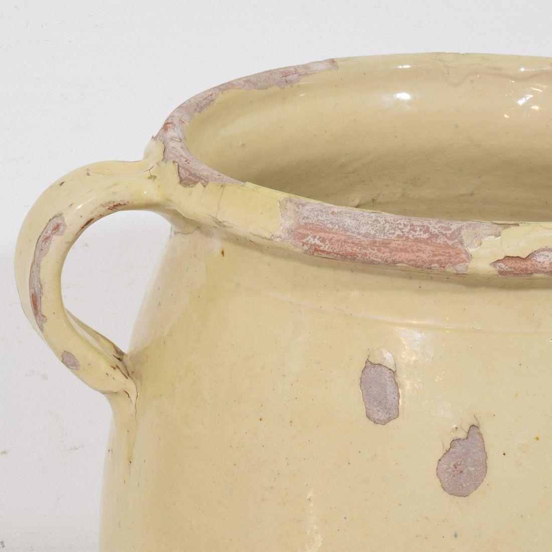 Pot de rangement français du 19ème siècle en céramique émaillée jaune/crème en vente 1