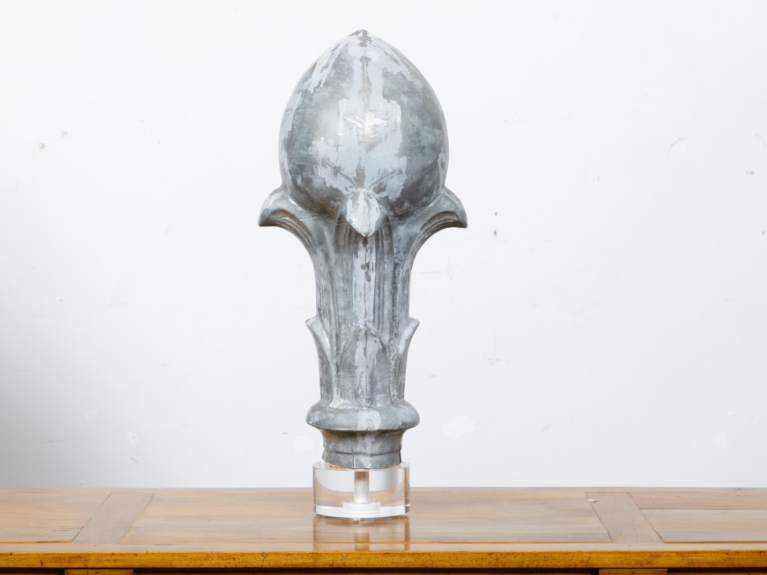 Fragment d'architecture française en zinc couronné de glands du 19e siècle monté sur une base en lucite personnalisée. Ce fragment d'architecture française en zinc couronné d'un gland datant du 19e siècle, maintenant magnifiquement monté sur une