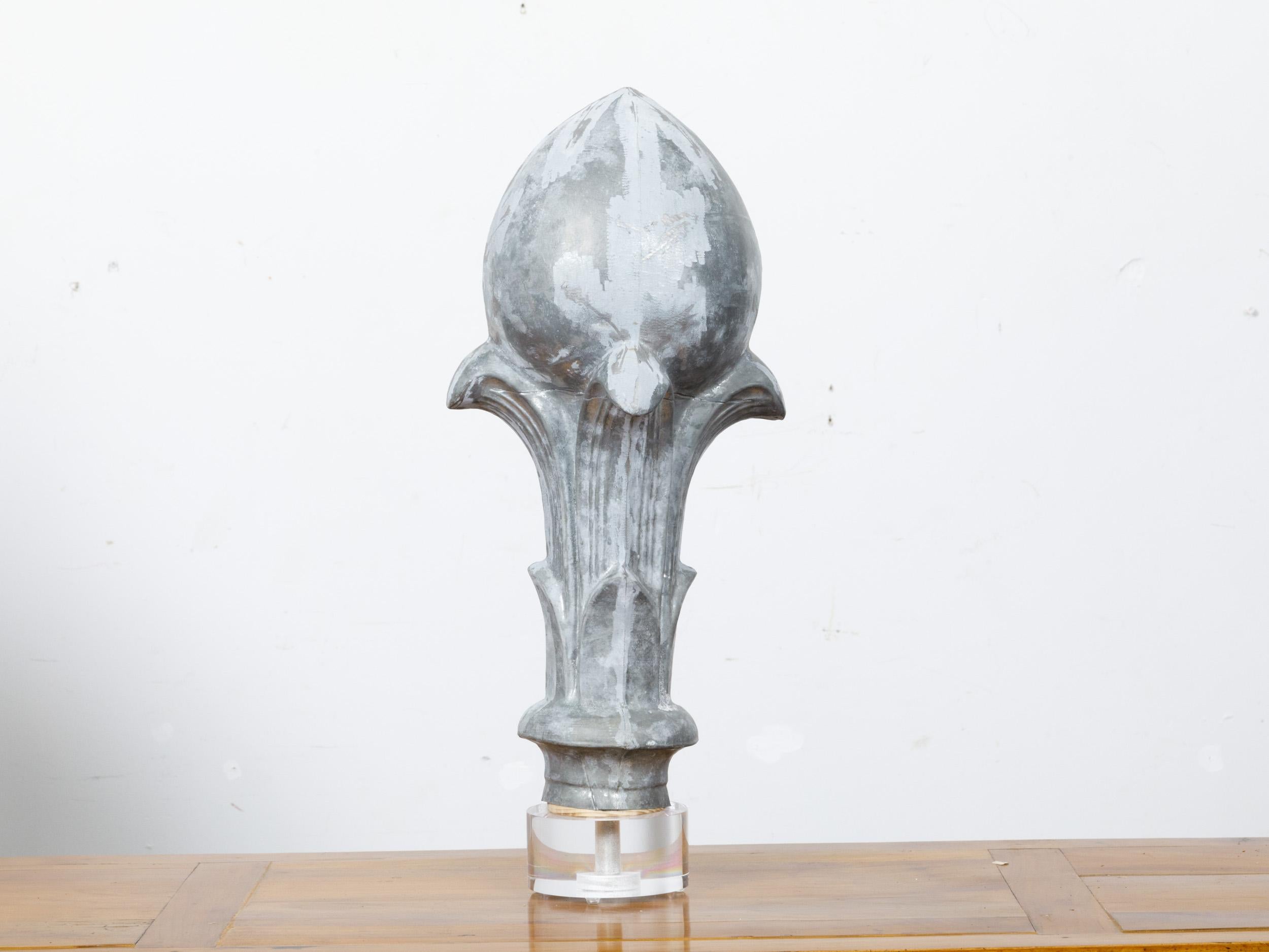 Français Fini décoratif en forme de gland couronné en zinc du 19e siècle sur une base en lucite faite sur mesure en vente