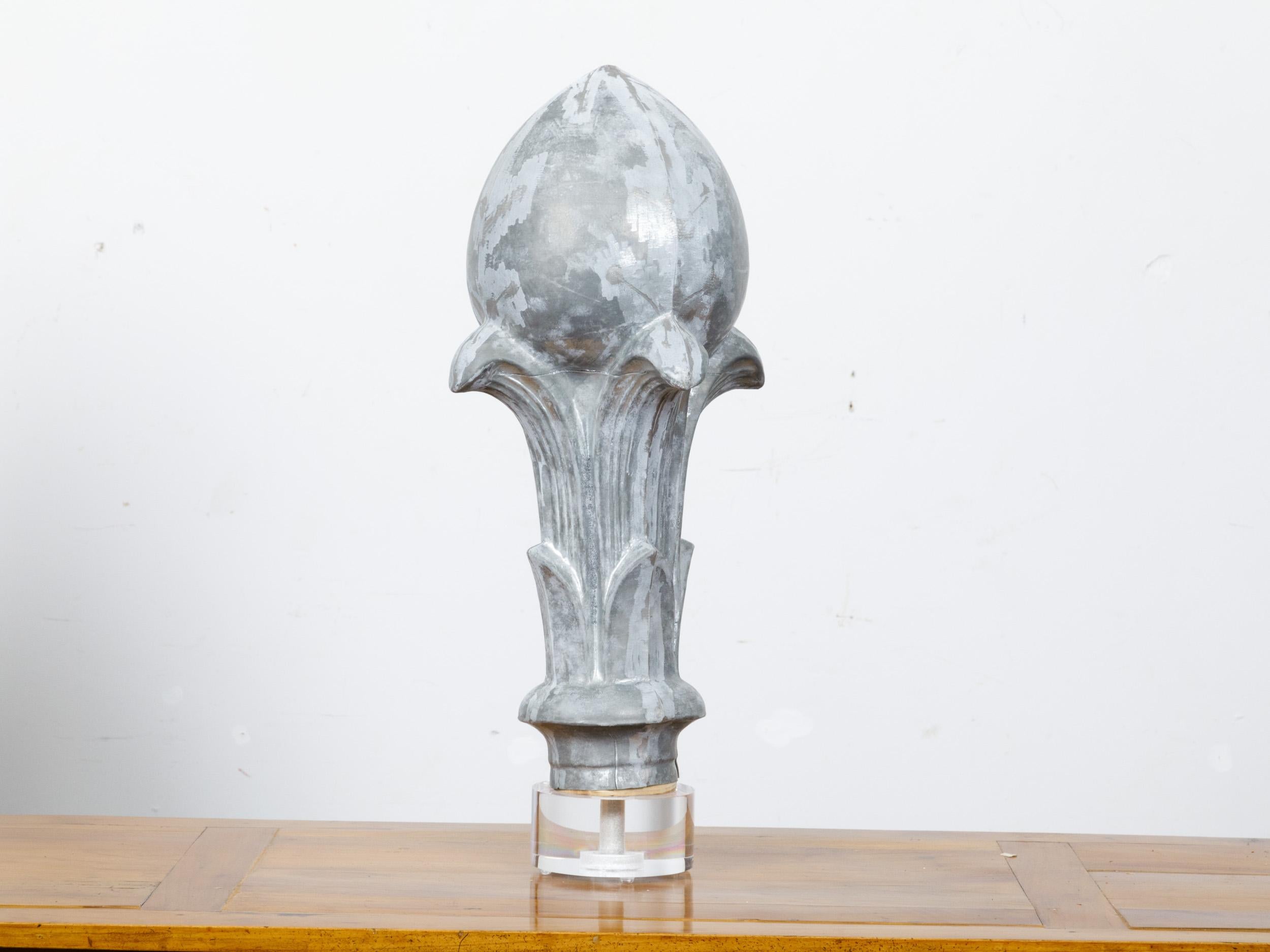 Fini décoratif en forme de gland couronné en zinc du 19e siècle sur une base en lucite faite sur mesure Bon état - En vente à Atlanta, GA