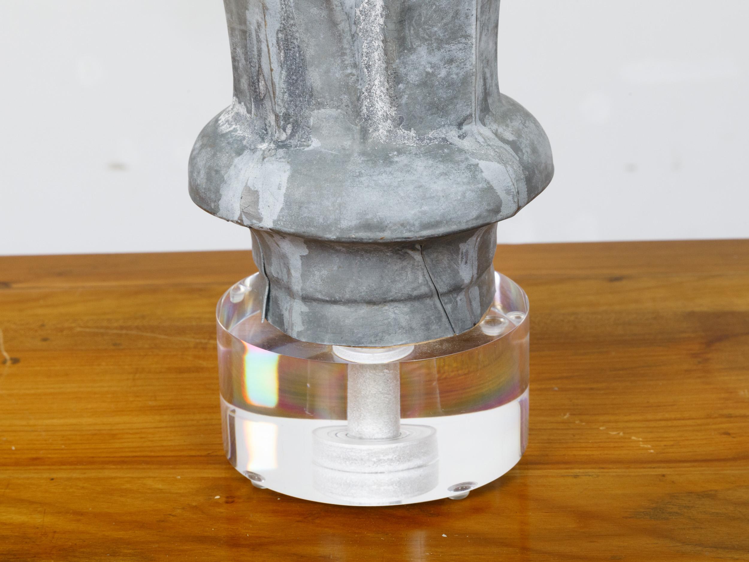 XIXe siècle Fini décoratif en forme de gland couronné en zinc du 19e siècle sur une base en lucite faite sur mesure en vente