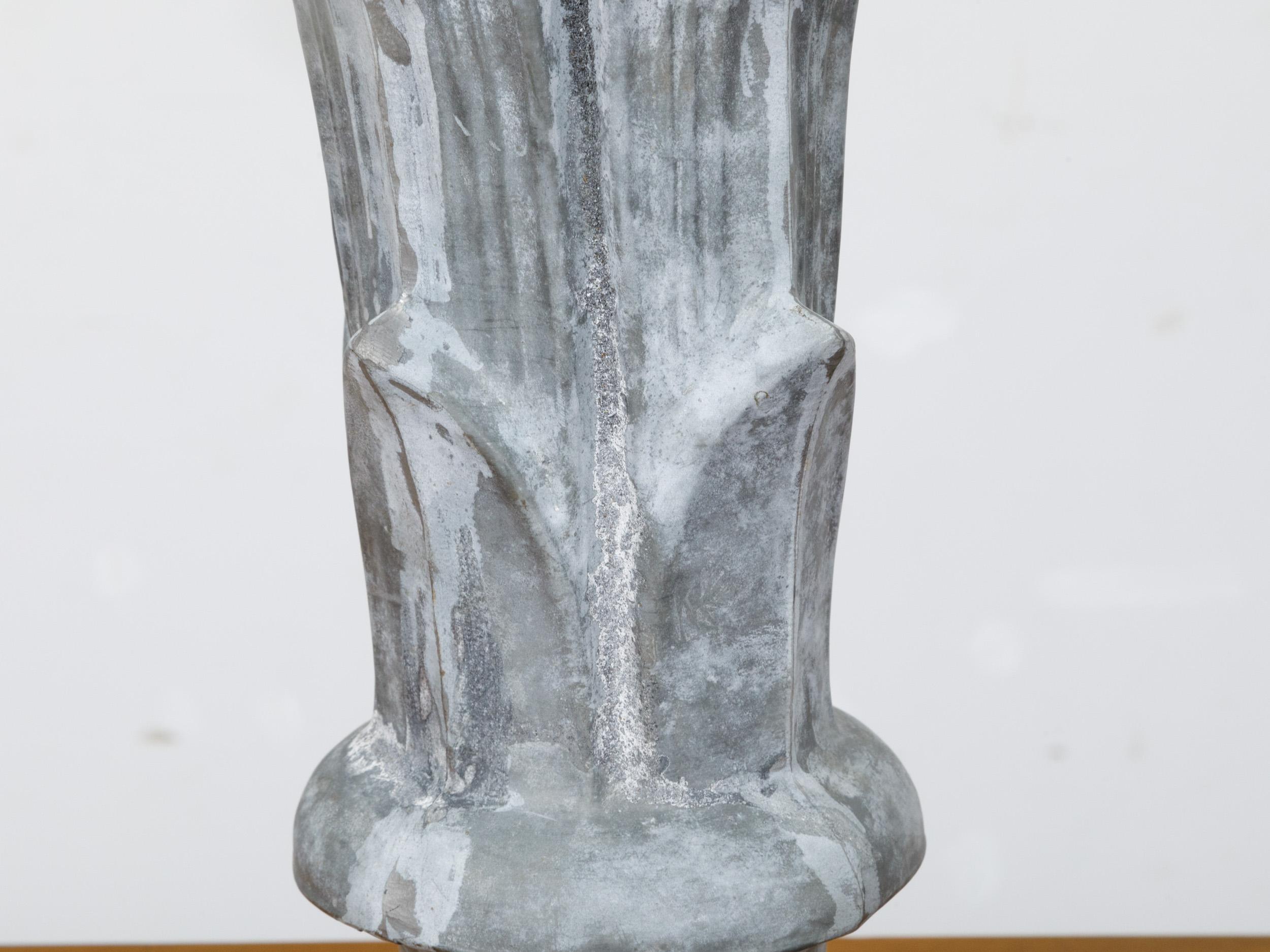 Zinc Fini décoratif en forme de gland couronné en zinc du 19e siècle sur une base en lucite faite sur mesure en vente
