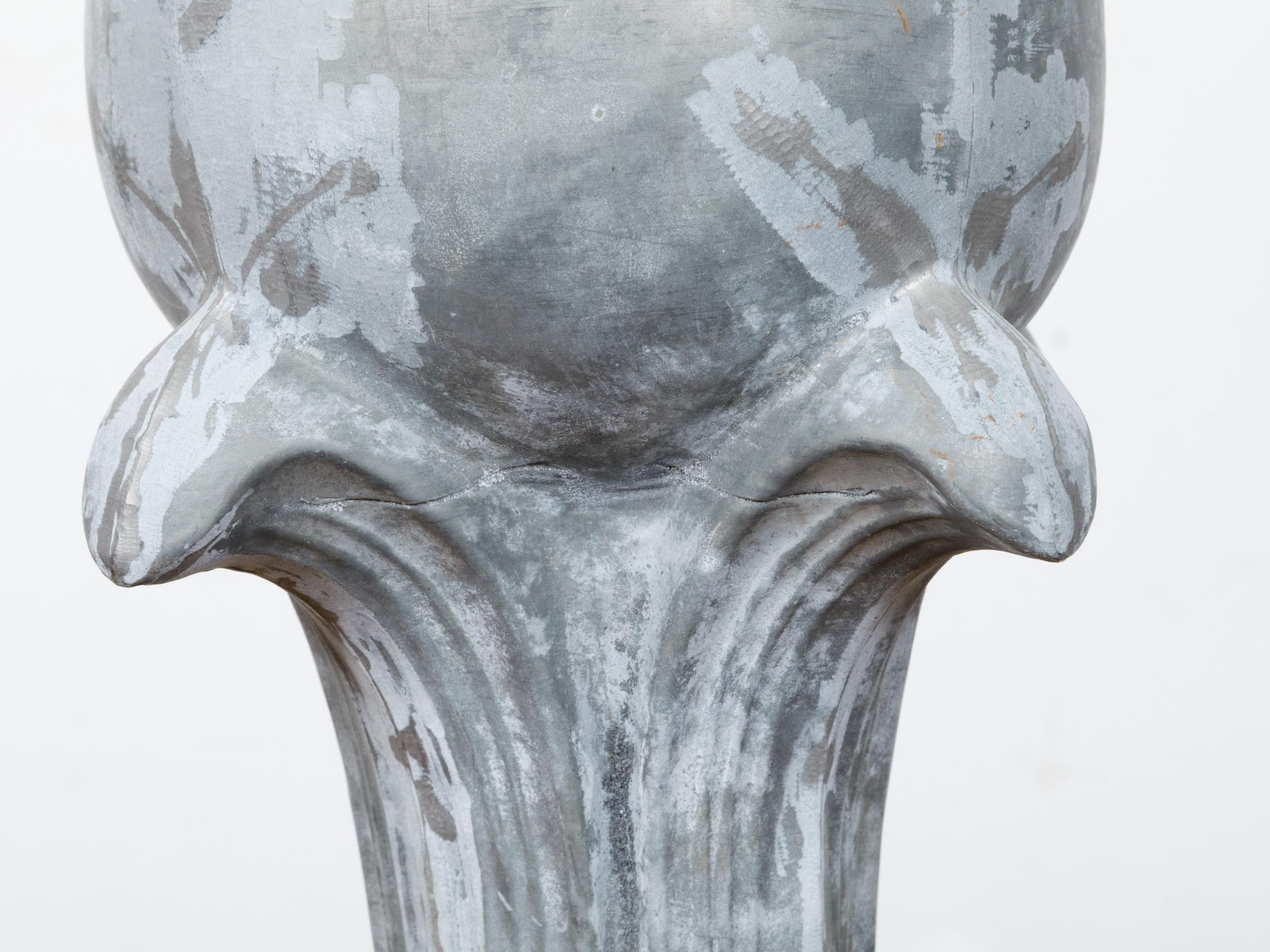 Fini décoratif en forme de gland couronné en zinc du 19e siècle sur une base en lucite faite sur mesure en vente 1