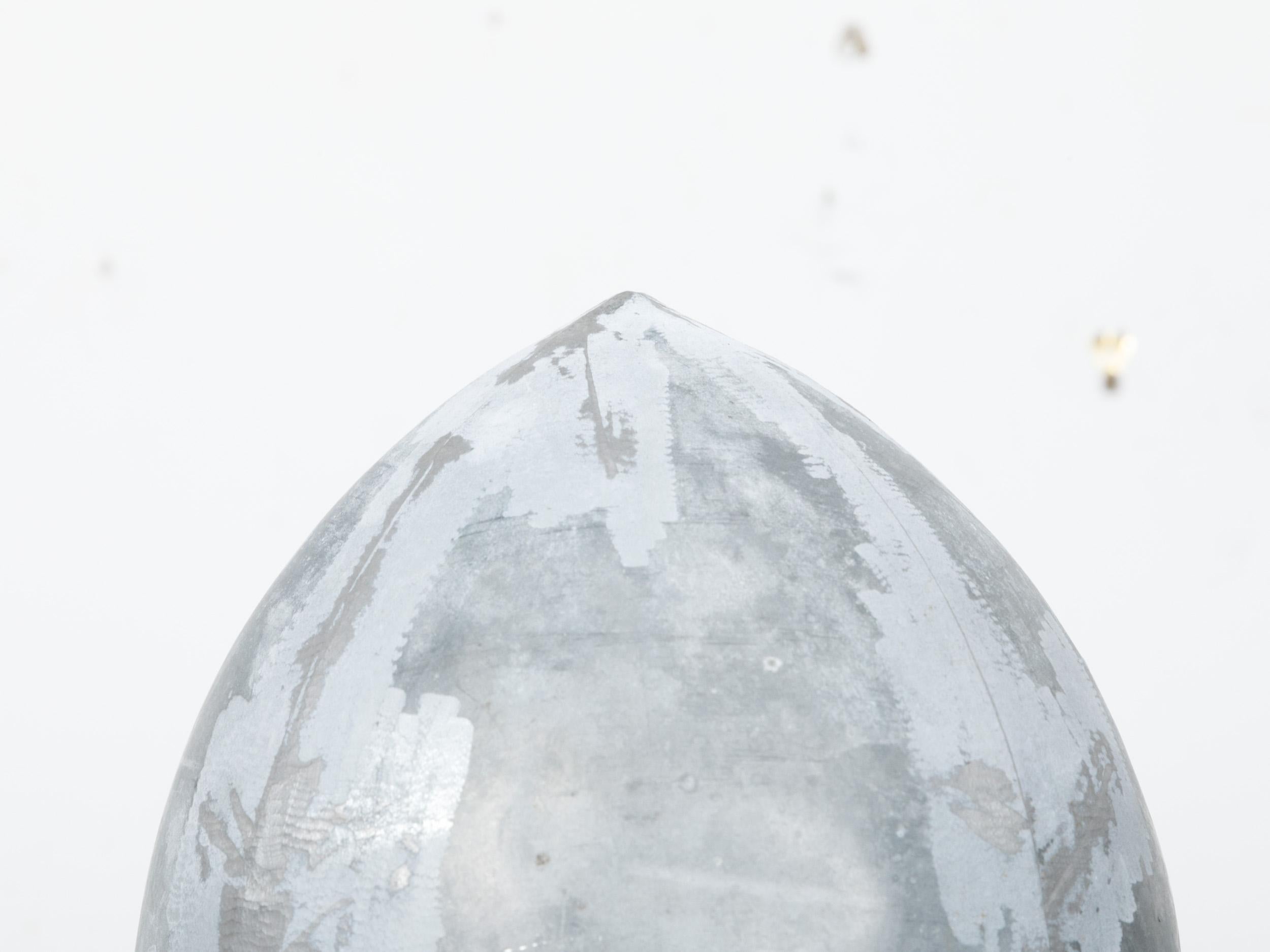 Fini décoratif en forme de gland couronné en zinc du 19e siècle sur une base en lucite faite sur mesure en vente 2