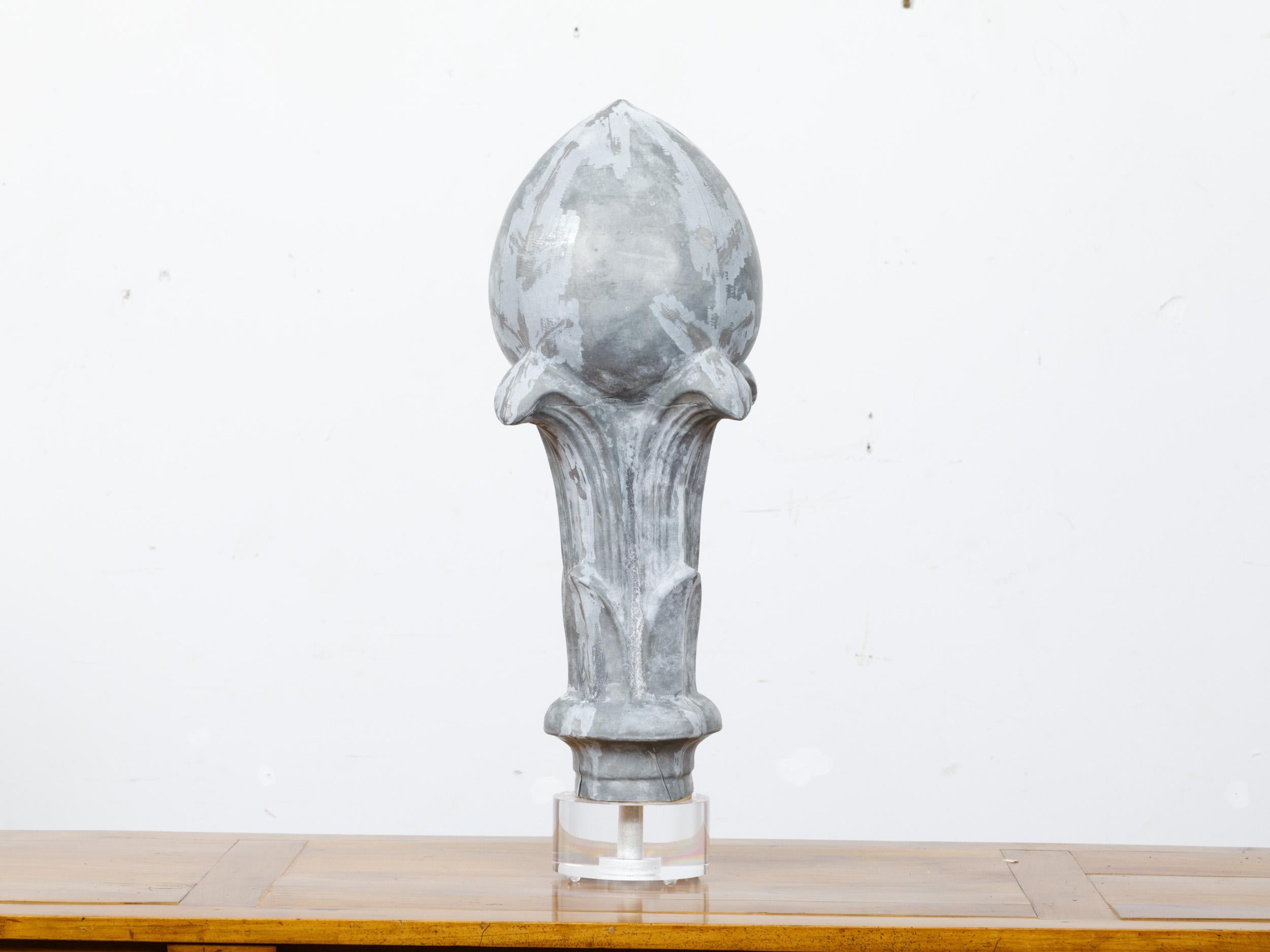 Fini décoratif en forme de gland couronné en zinc du 19e siècle sur une base en lucite faite sur mesure en vente 3