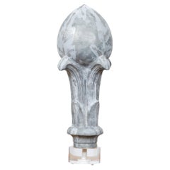 Dekorative Zink-Kronleuchter-Eichel aus dem 19. Jahrhundert auf maßgefertigtem Lucite-Sockel