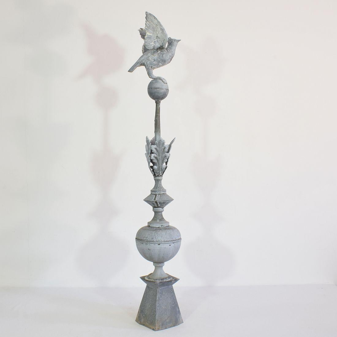 French 19th Century Zinc Roof Finial with a Dove In Fair Condition In Buisson, FR