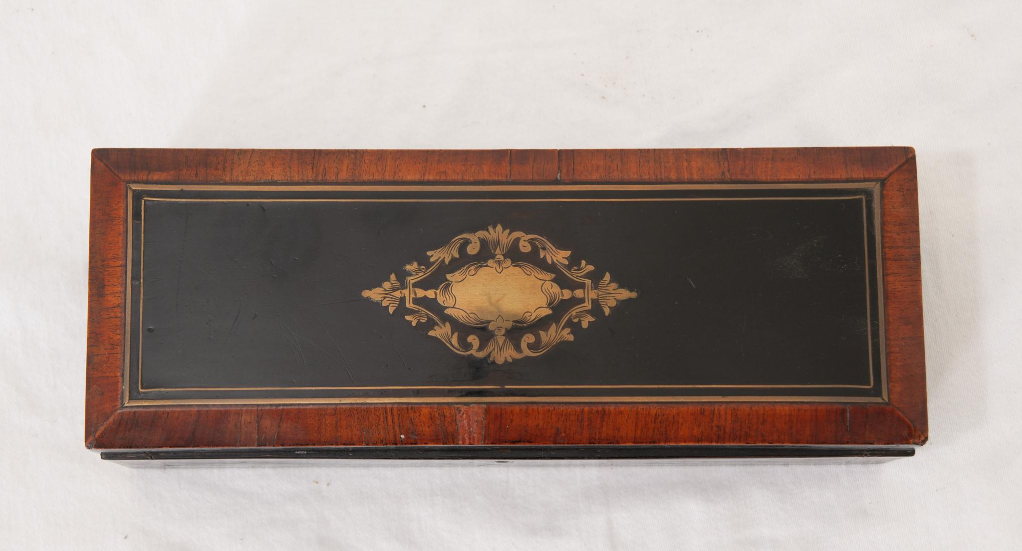 Ein Handschuhfach aus dem 19. Jahrhundert, hergestellt in Frankreich aus ebonisiertem Mahagoni. Diese Schachtel hat eine Klappe, die einen leichten Zugang zum Inhalt ermöglicht, einschließlich eines mit Seide ausgekleideten Innenraums. Schauen Sie
