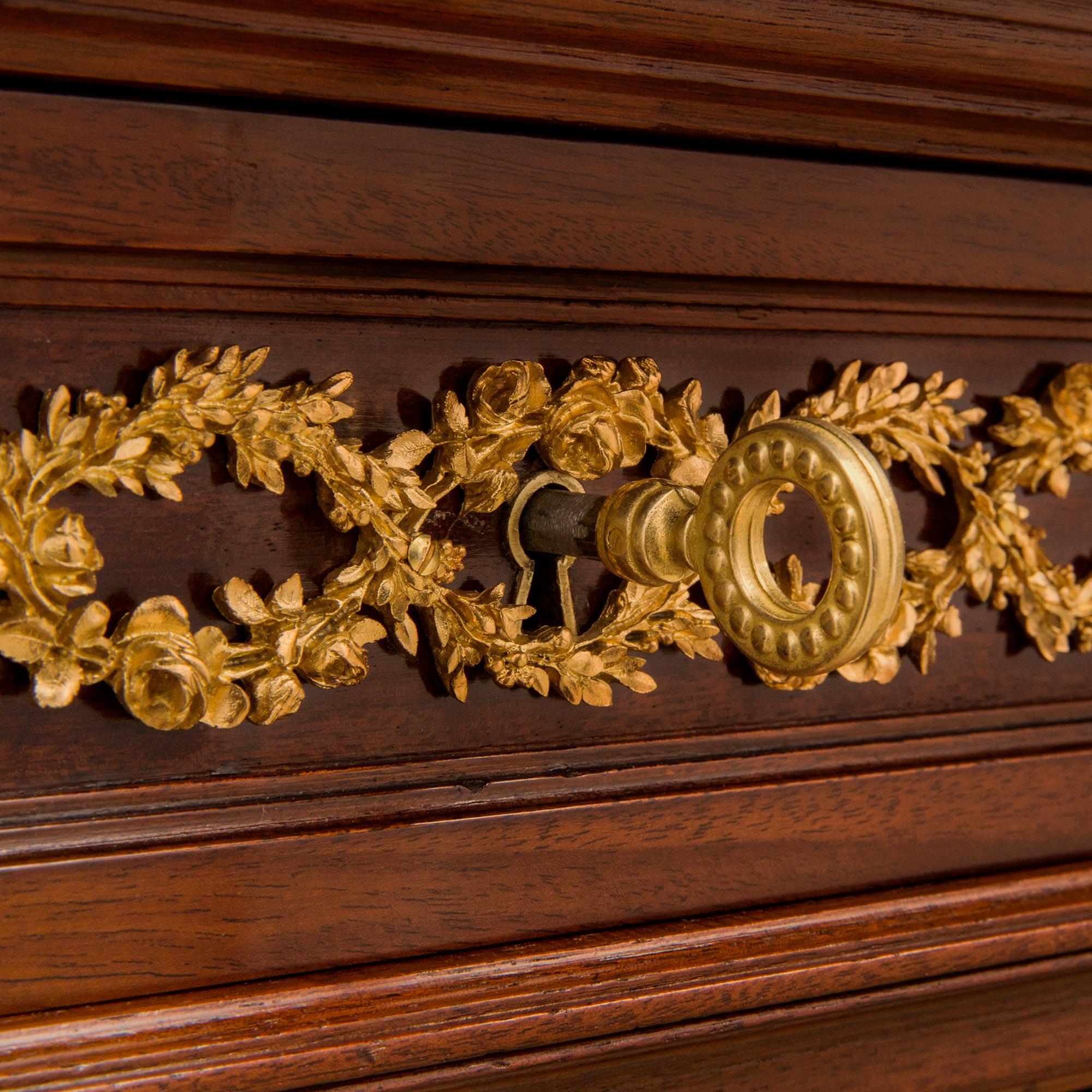 Commode francese del 19° secolo Luigi XVI in mogano, ormolu e marmo di Brèche Violette in vendita 3