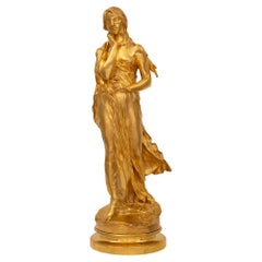 Statue d'une jeune fille en bronze doré de style Louis XVI du XIXe siècle, période Belle Époque