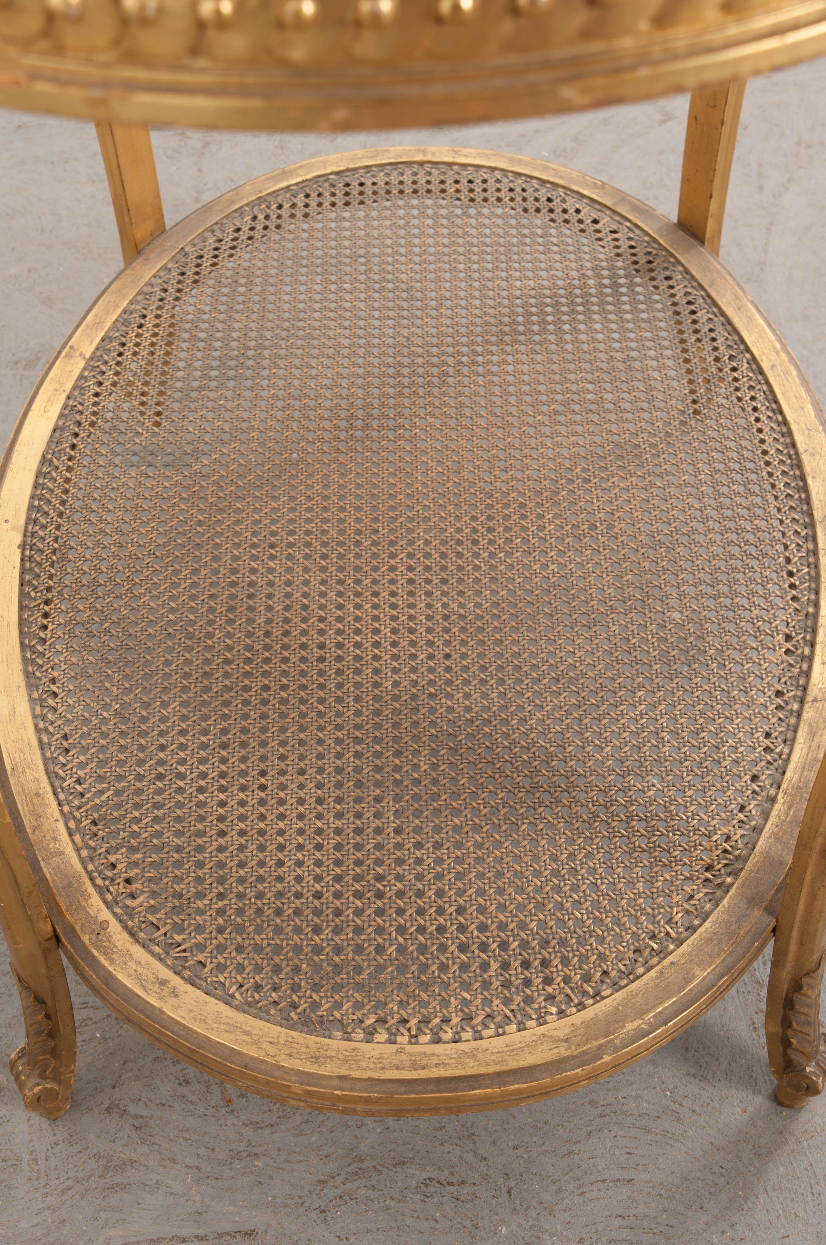 Table d'appoint ovale en bois doré de style Louis XVI du 19e siècle en vente 3