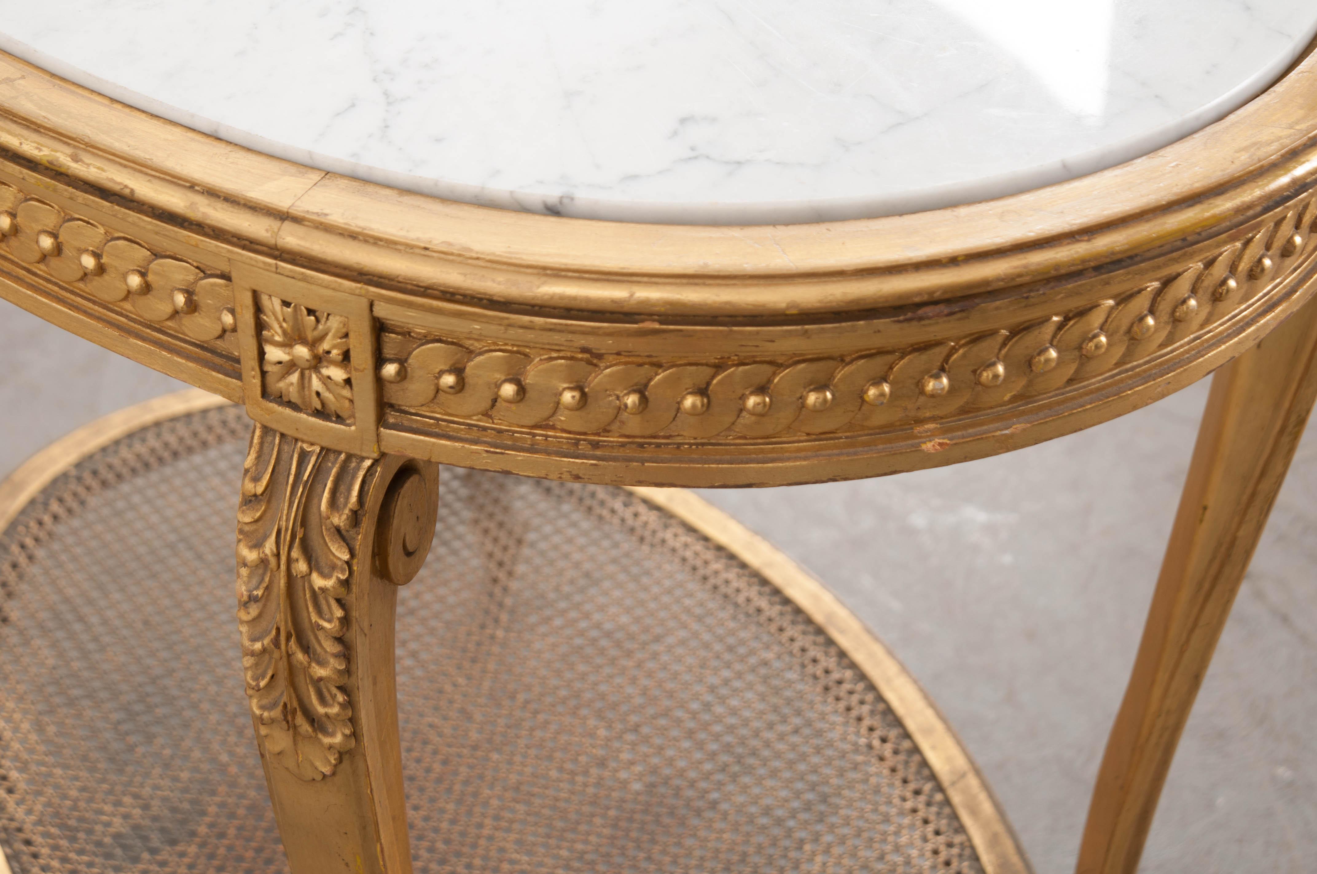 Table d'appoint ovale en bois doré de style Louis XVI du 19e siècle en vente 4