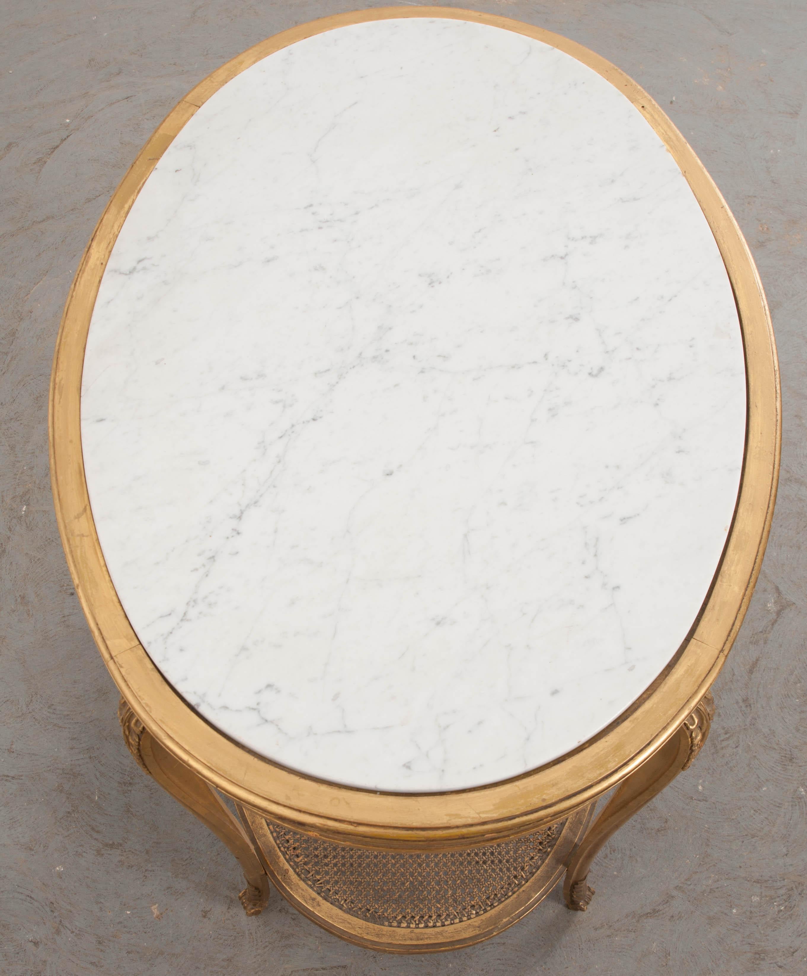 Table d'appoint ovale en bois doré de style Louis XVI du 19e siècle en vente 5