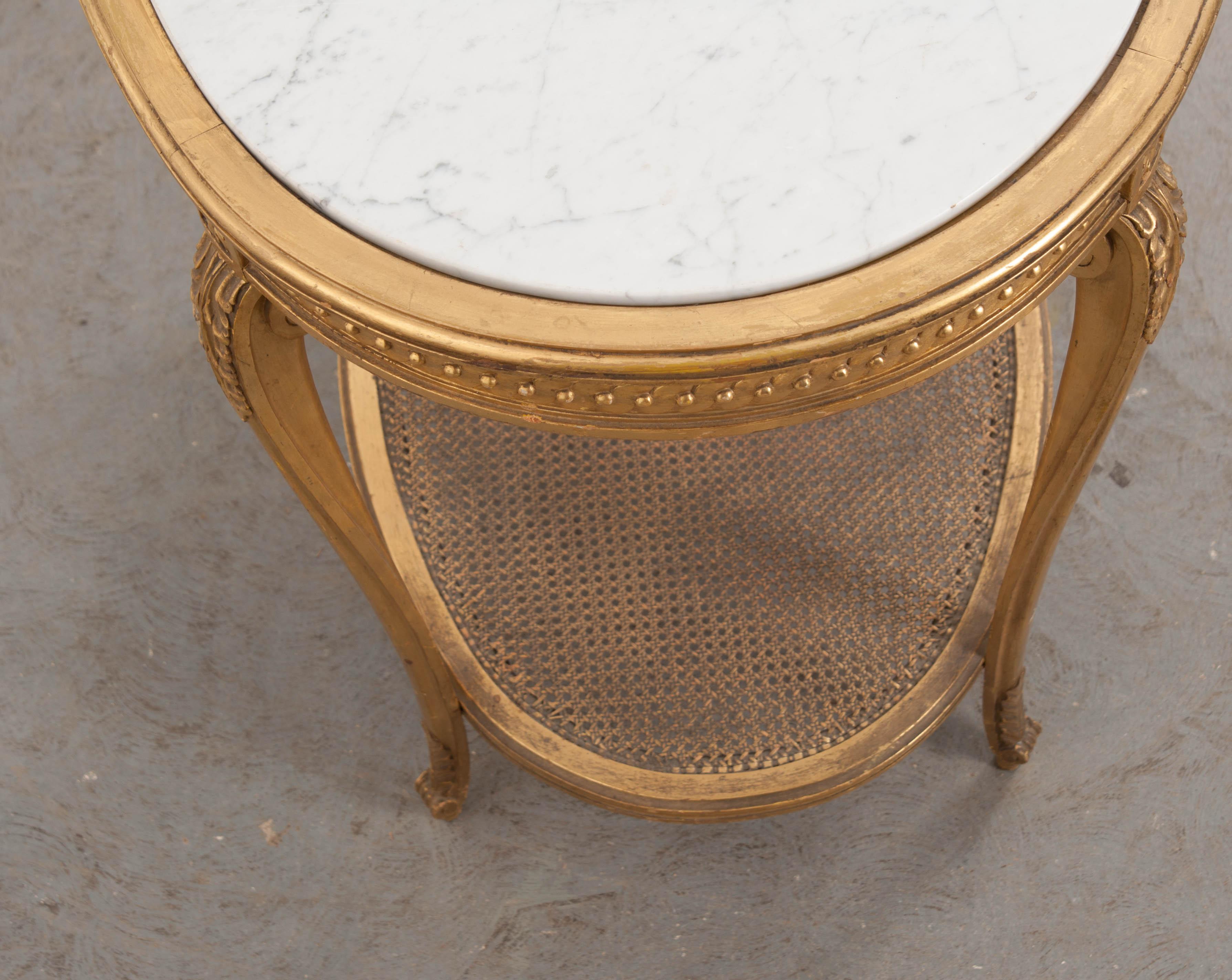 Table d'appoint ovale en bois doré de style Louis XVI du 19e siècle en vente 6