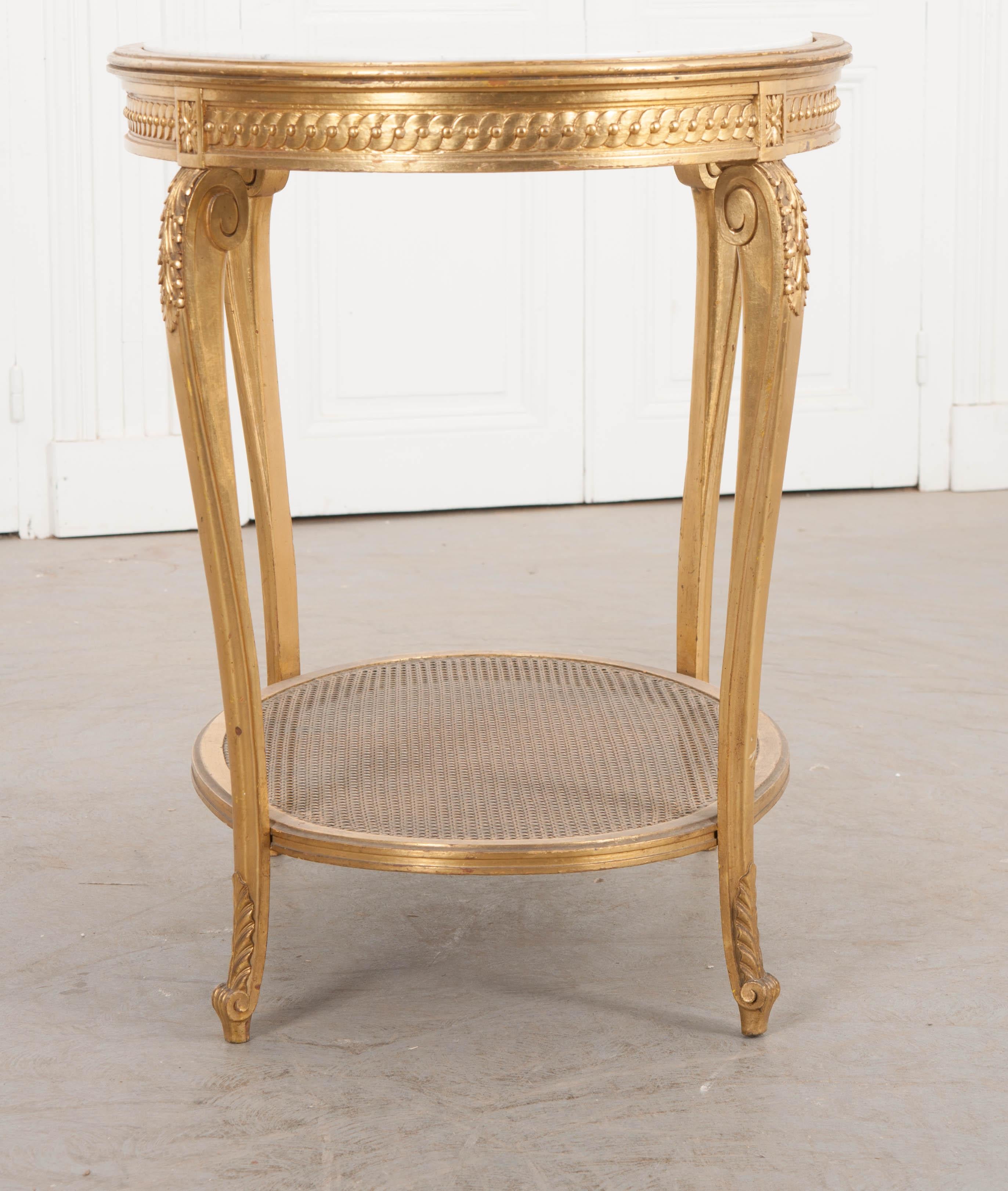Français Table d'appoint ovale en bois doré de style Louis XVI du 19e siècle en vente