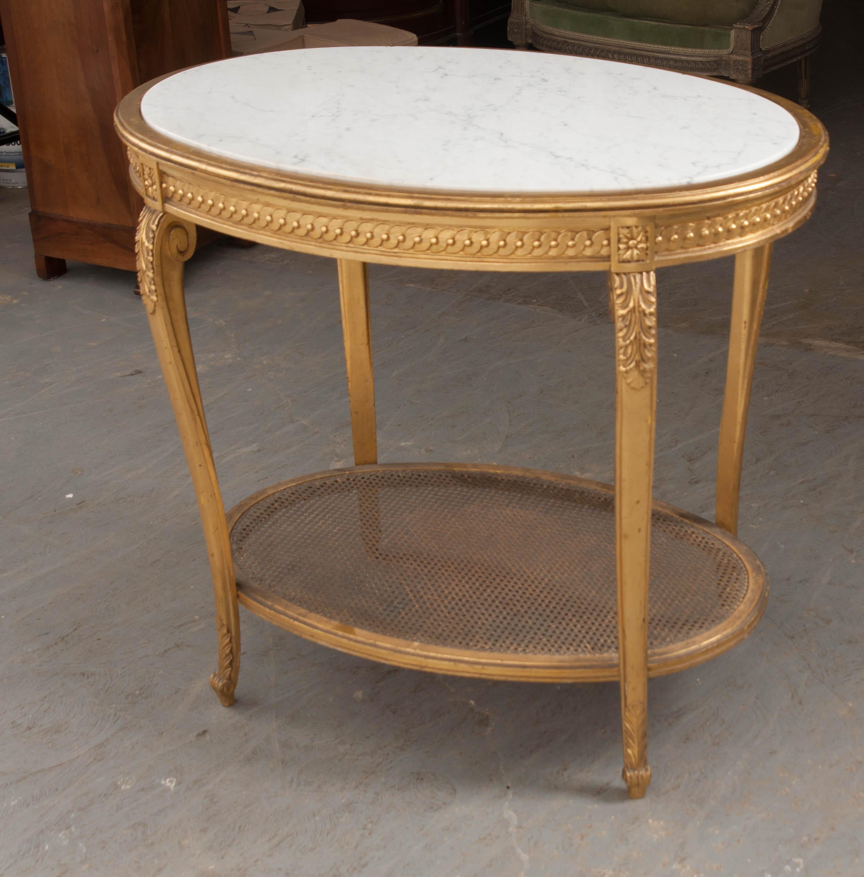 Sculpté Table d'appoint ovale en bois doré de style Louis XVI du 19e siècle en vente