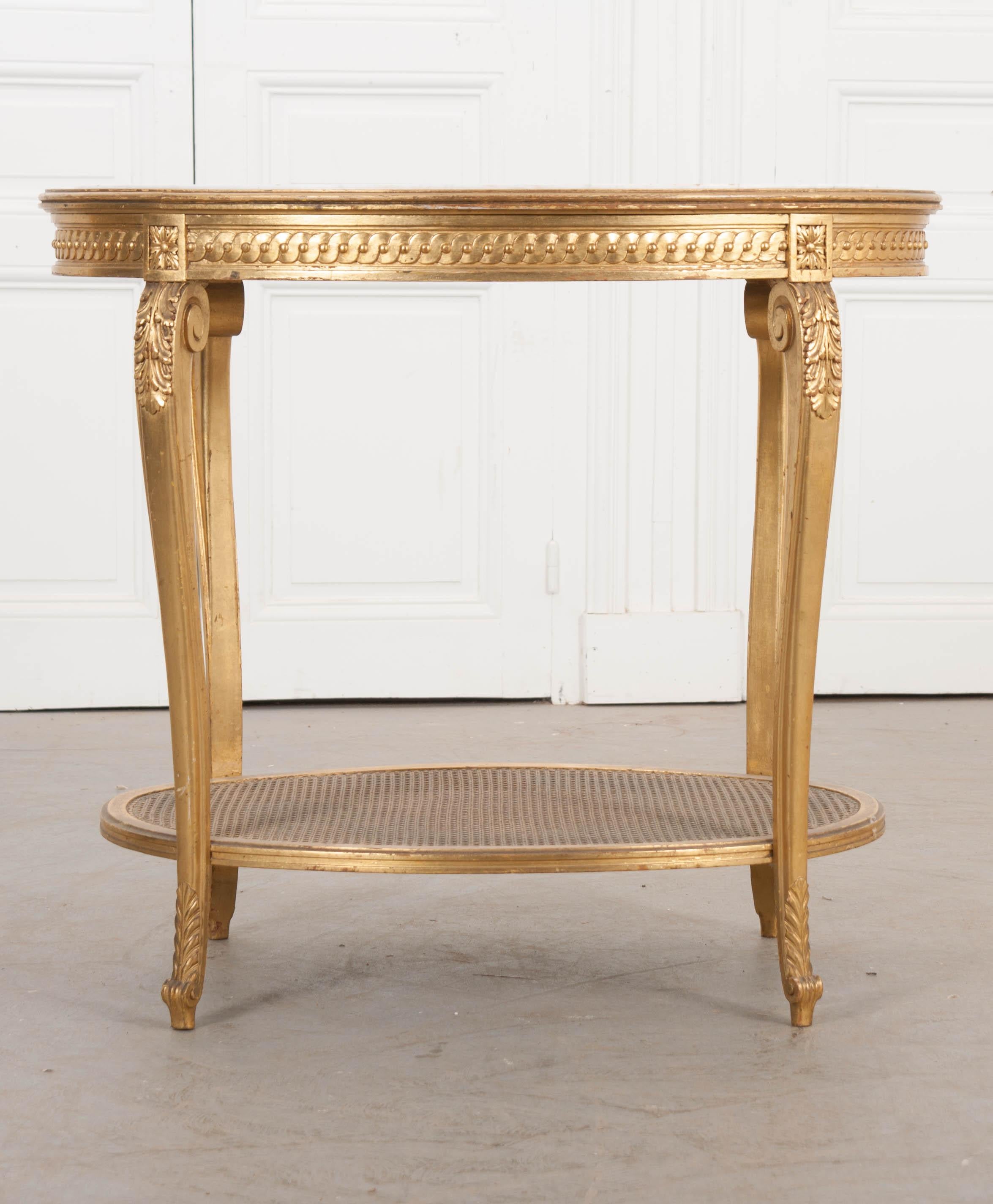 XIXe siècle Table d'appoint ovale en bois doré de style Louis XVI du 19e siècle en vente