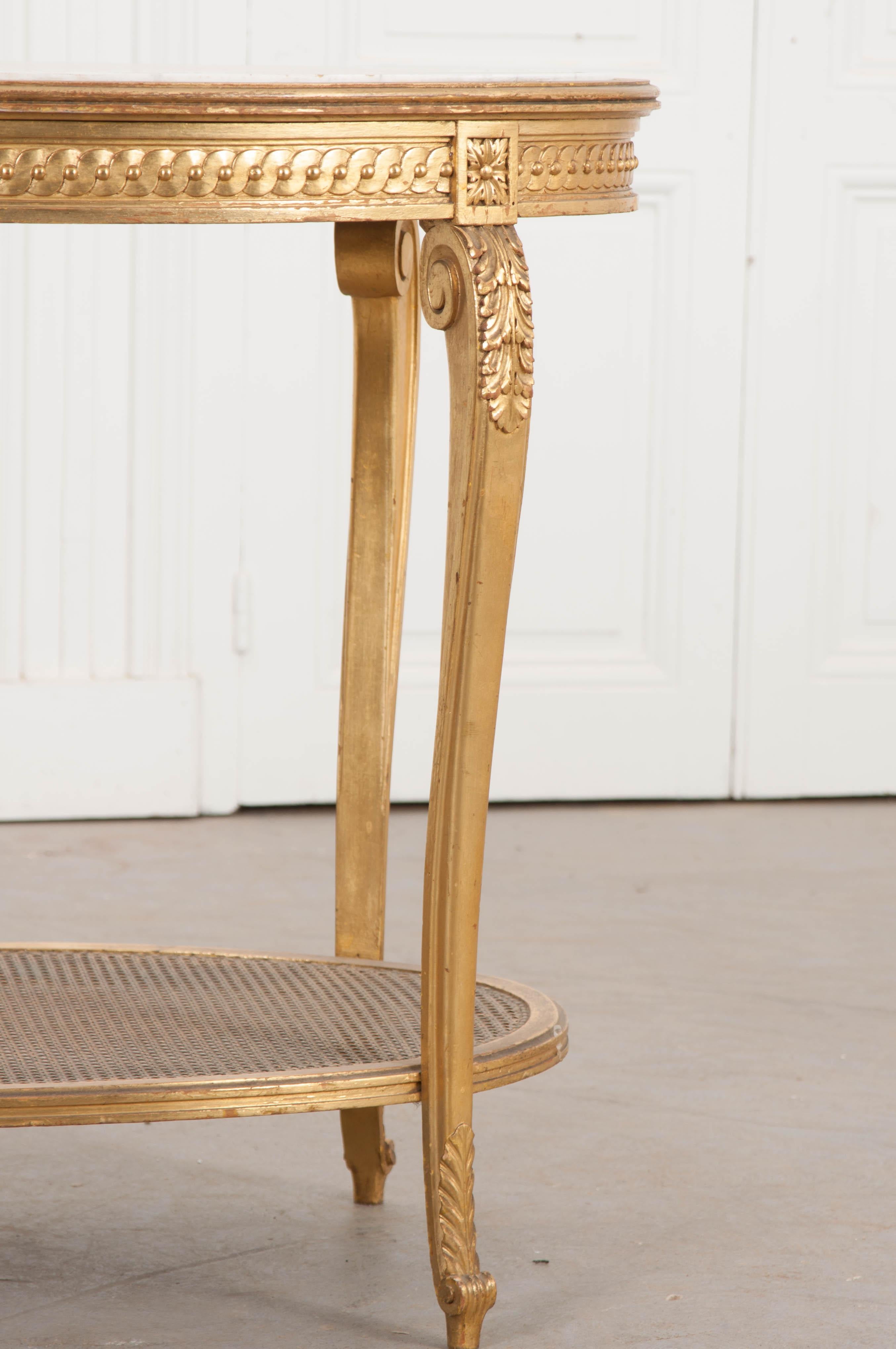 Marbre Table d'appoint ovale en bois doré de style Louis XVI du 19e siècle en vente