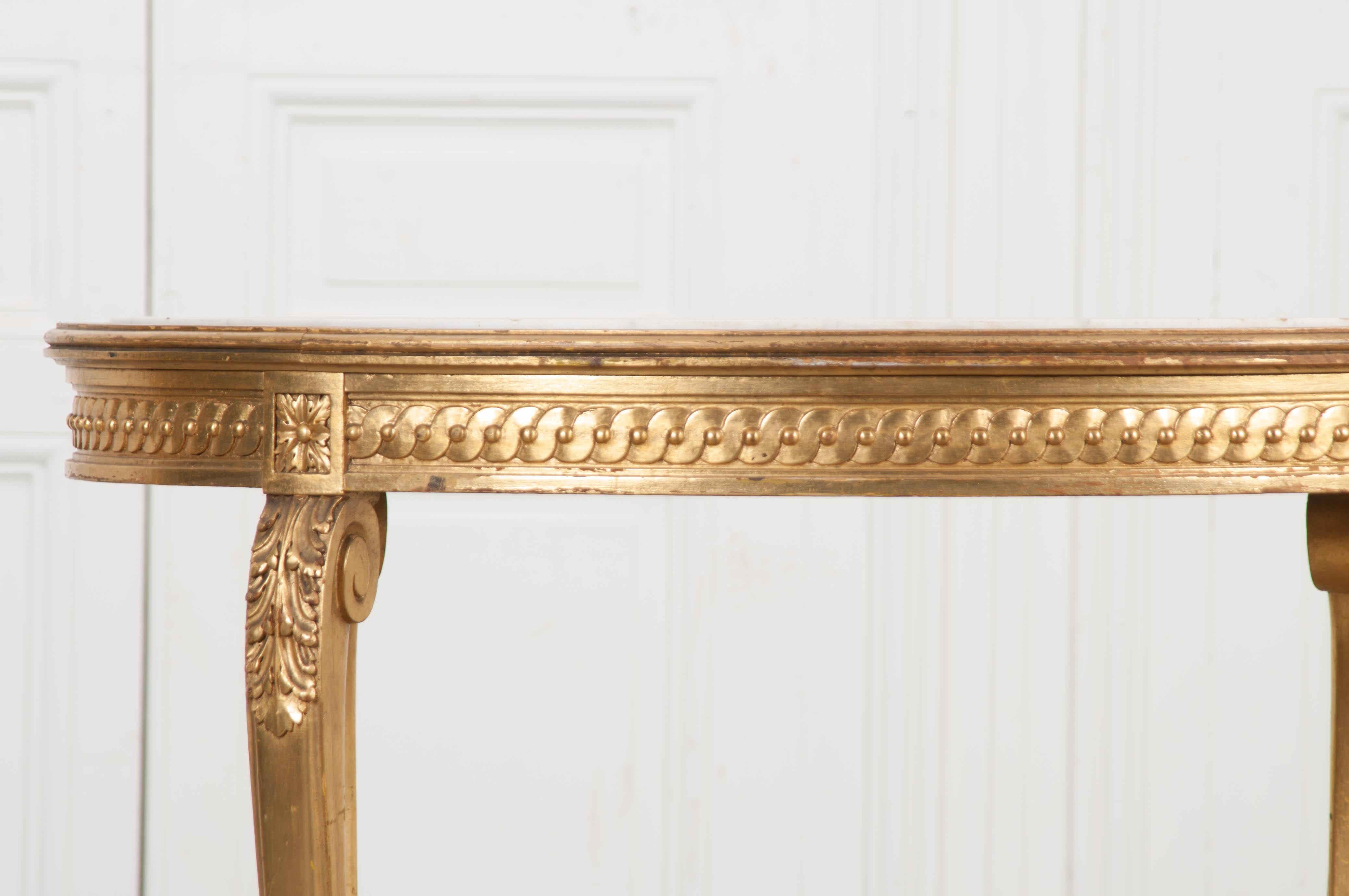 Table d'appoint ovale en bois doré de style Louis XVI du 19e siècle en vente 1